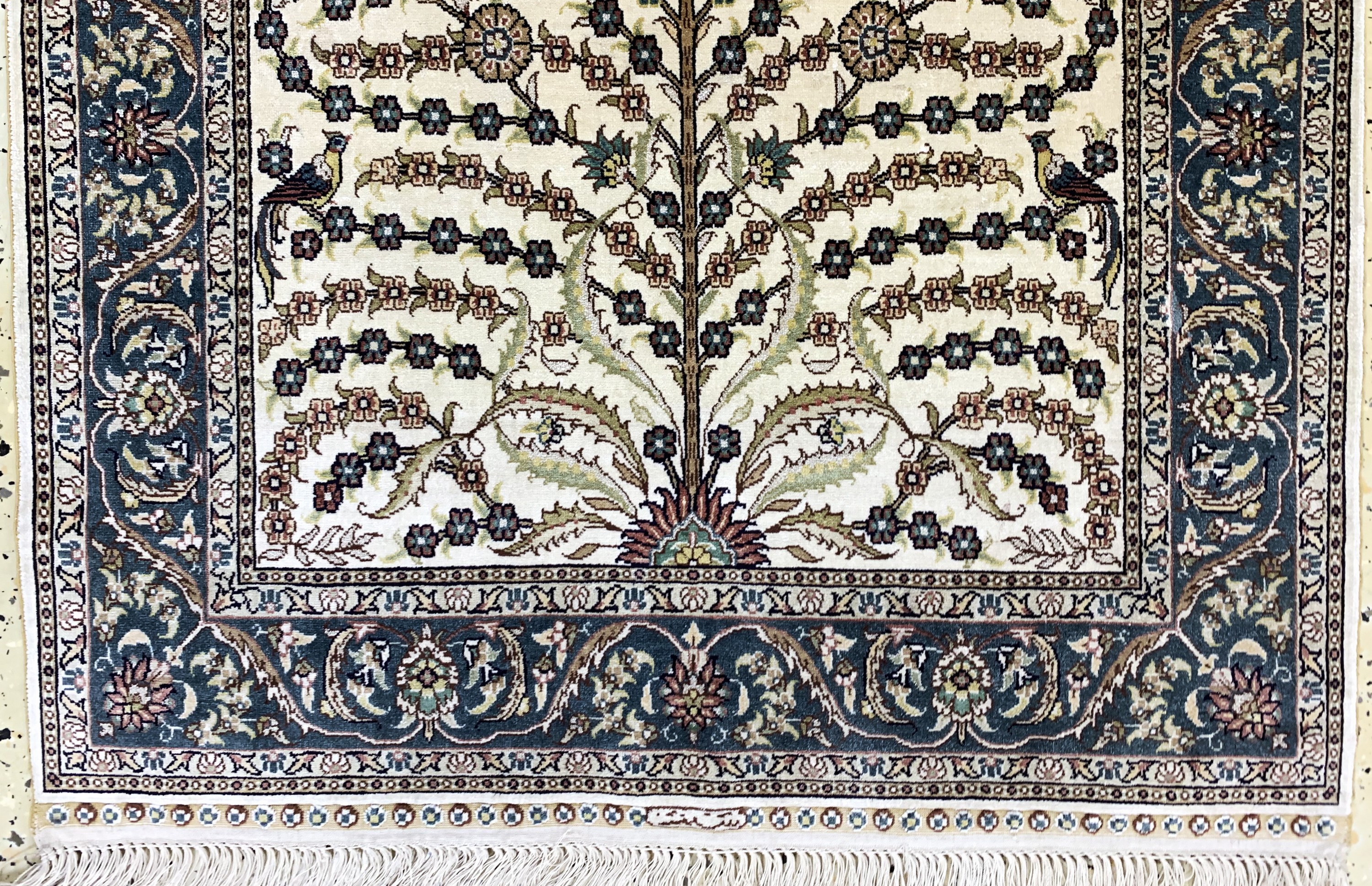 Detail c: Hereke Seide fein, China, Ende 20.Jhd, reine Naturseide, ca. 127 x 77 cm, EHZ: 2