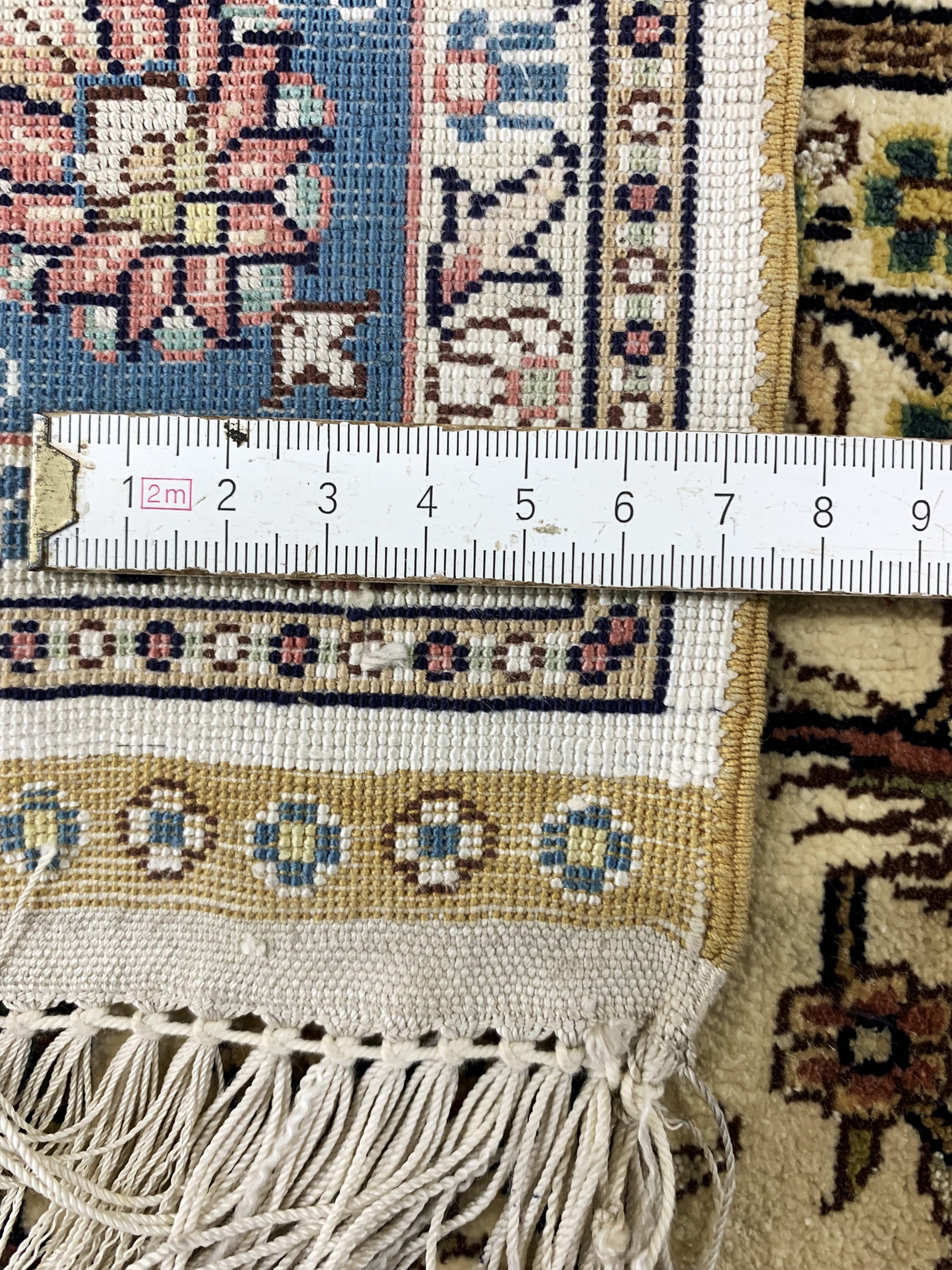 Detail e: Hereke Seide fein, China, Ende 20.Jhd, reine Naturseide, ca. 127 x 77 cm, EHZ: 2