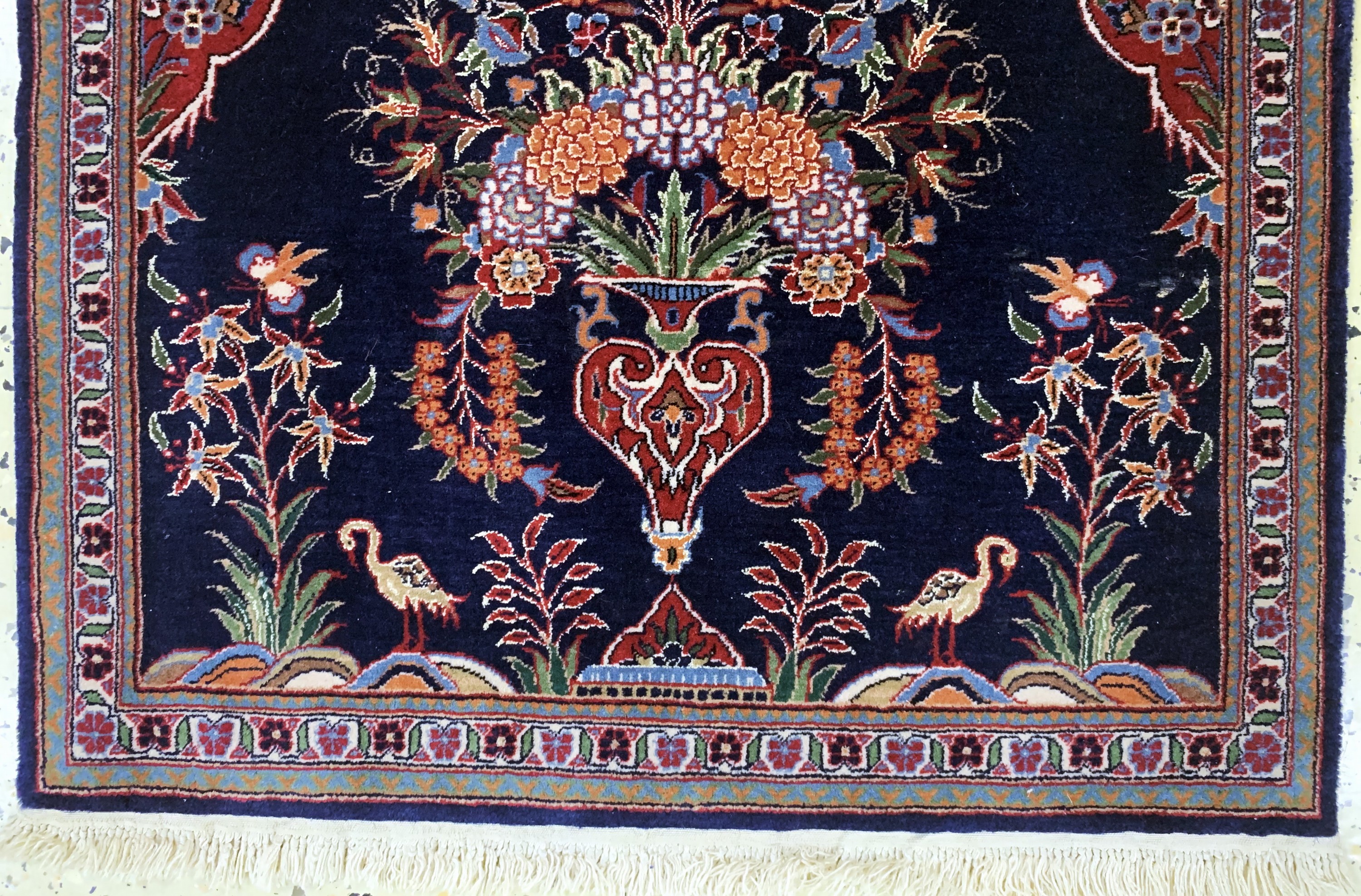 Detail b: Keschan fein, China, Ende 20.Jhd, Korkwollemit und auf Seide, ca. 70 x 70 cm, EHZ: 2
