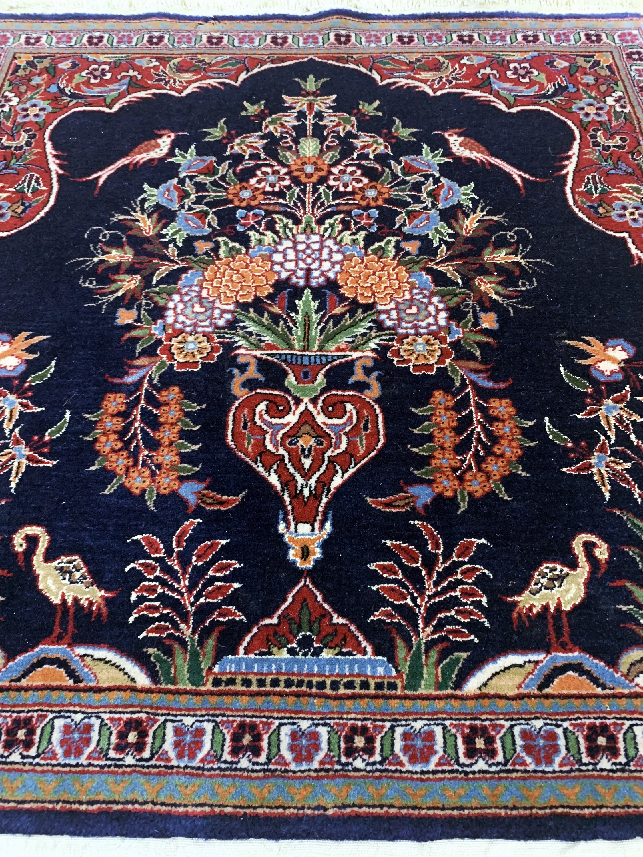 Detail c: Keschan fein, China, Ende 20.Jhd, Korkwollemit und auf Seide, ca. 70 x 70 cm, EHZ: 2