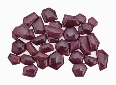 Image 26961536 - Lot lose Rubine, zus. ca. 740.12 ct, versch. Größen, Formen, teilw. mit ...