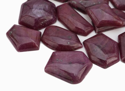 26961536a - Lot lose Rubine, zus. ca. 740.12 ct, versch. Größen, Formen, teilw. mit ...