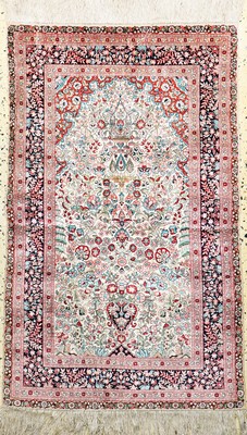 Image Hereke Seide fein, China, Mitte 20.Jhd, reine Naturseide, ca. 125 x 80 cm, EHZ: 2