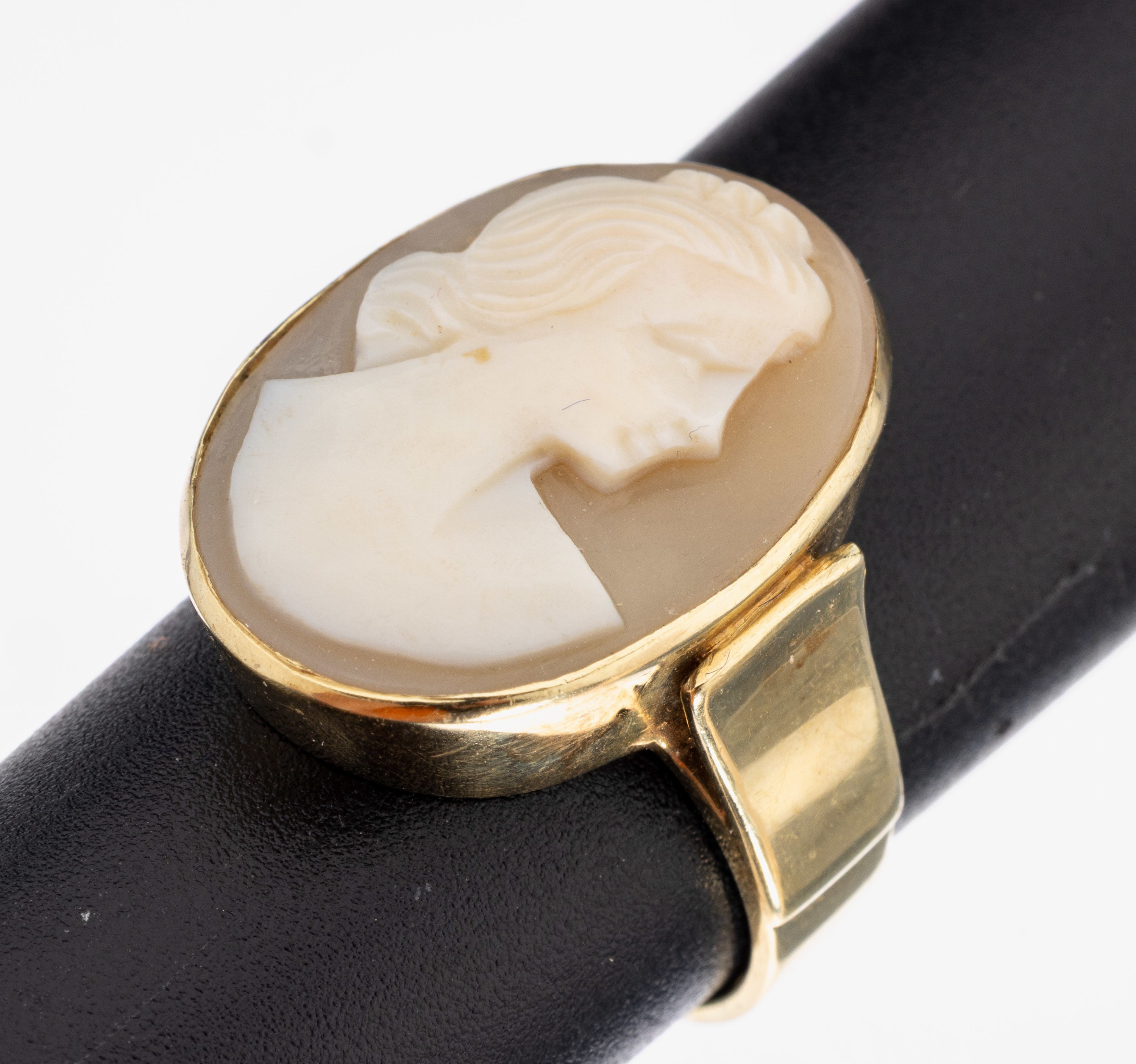 14 kt Gold Kamee-Ring, GG 585/000, qualitätvolle Verarbeitung, ovale Muschelkamee, Darstellung einer Frau im Profil, RW 56, ca. 7.6 g, bez. ...