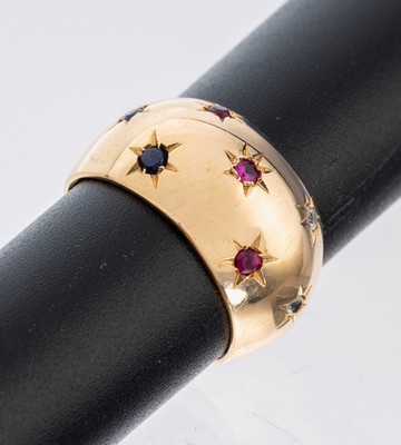 Image 26961729 - 18 kt Gold Farbstein-Ring, GG 750/000 gepr., 3 kl. rundfacett. Rubine und 2 kl. ...