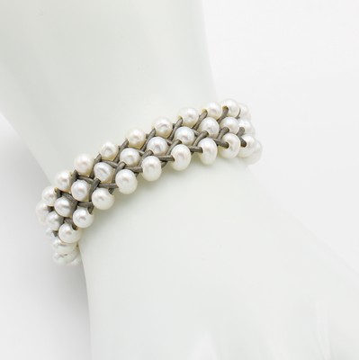 26961752a - Süßwasserzuchtperlenarmband, mit grauem Leder geflochten, Knebelschl., L. ca. ...