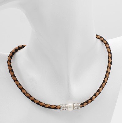 26961758a - Ledercollier mit Süßwasserzuchtperle, 925er Silber, L. ca. 41 cm