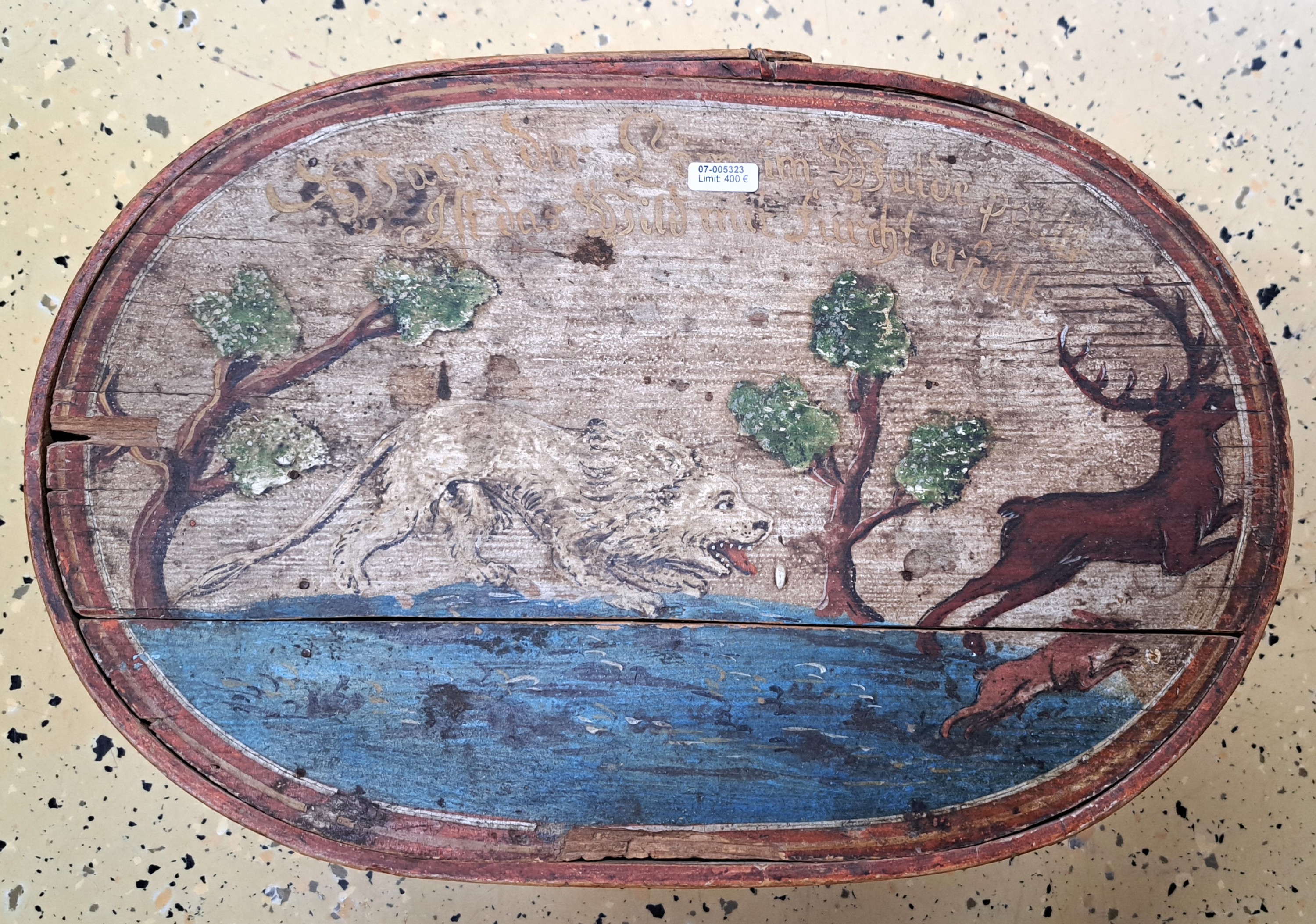 Detail a: Barocke Spanschachtel bzw. Hutschachtel, Hessen, Mitte 18.Jh., umlaufend handbemalt, Steckdeckel mit Löwe einem Bock und einem Hasen nachstellend, ...