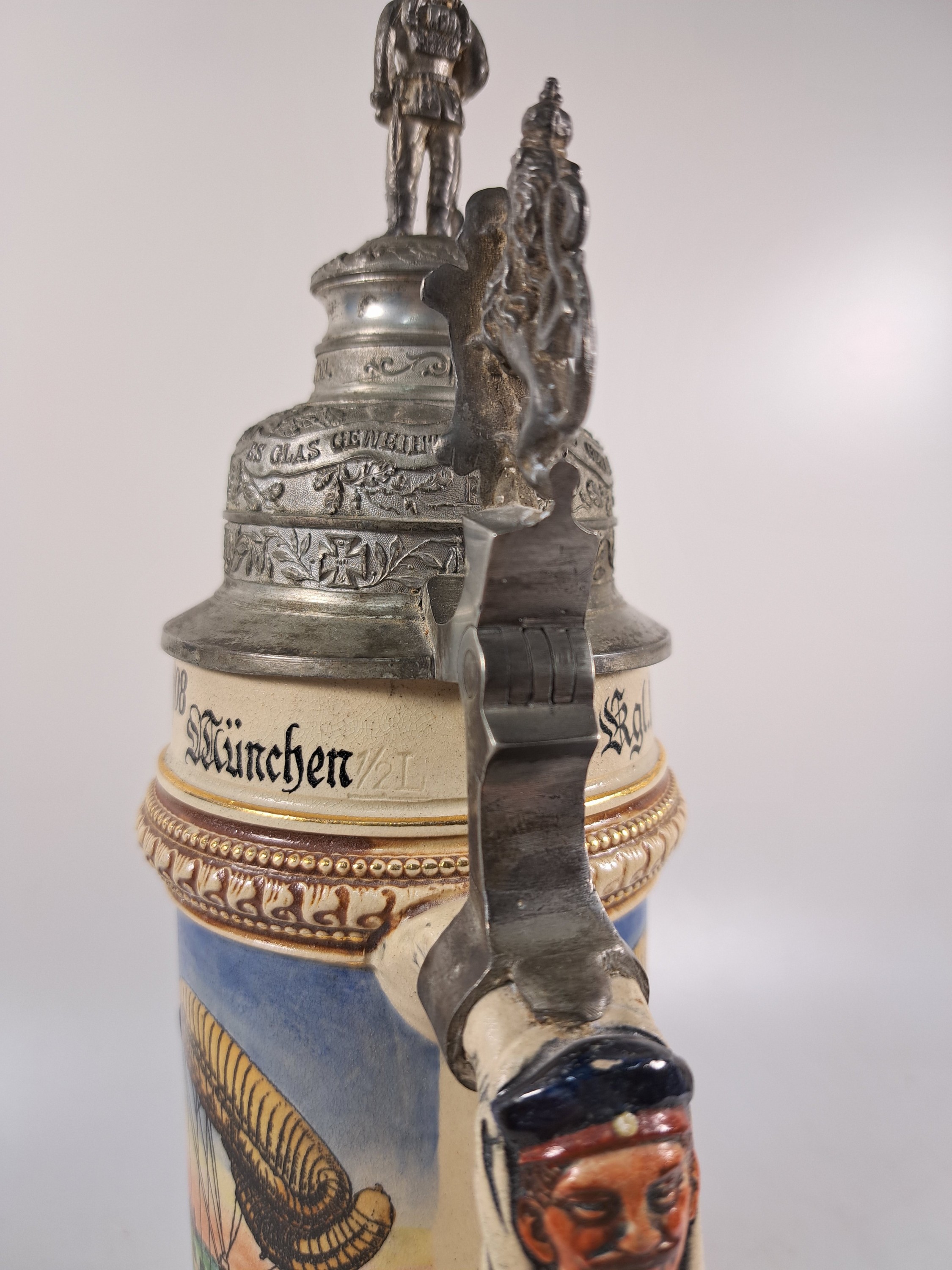 Detail g: Reservistenkrug, Kgl. bayr. Luftschiffer-Abteilung 1906/08 München, Steingut, umlaufend polychrom bemalt, Zinnmontur min. rest., Hans Eicher, H. 32 ...