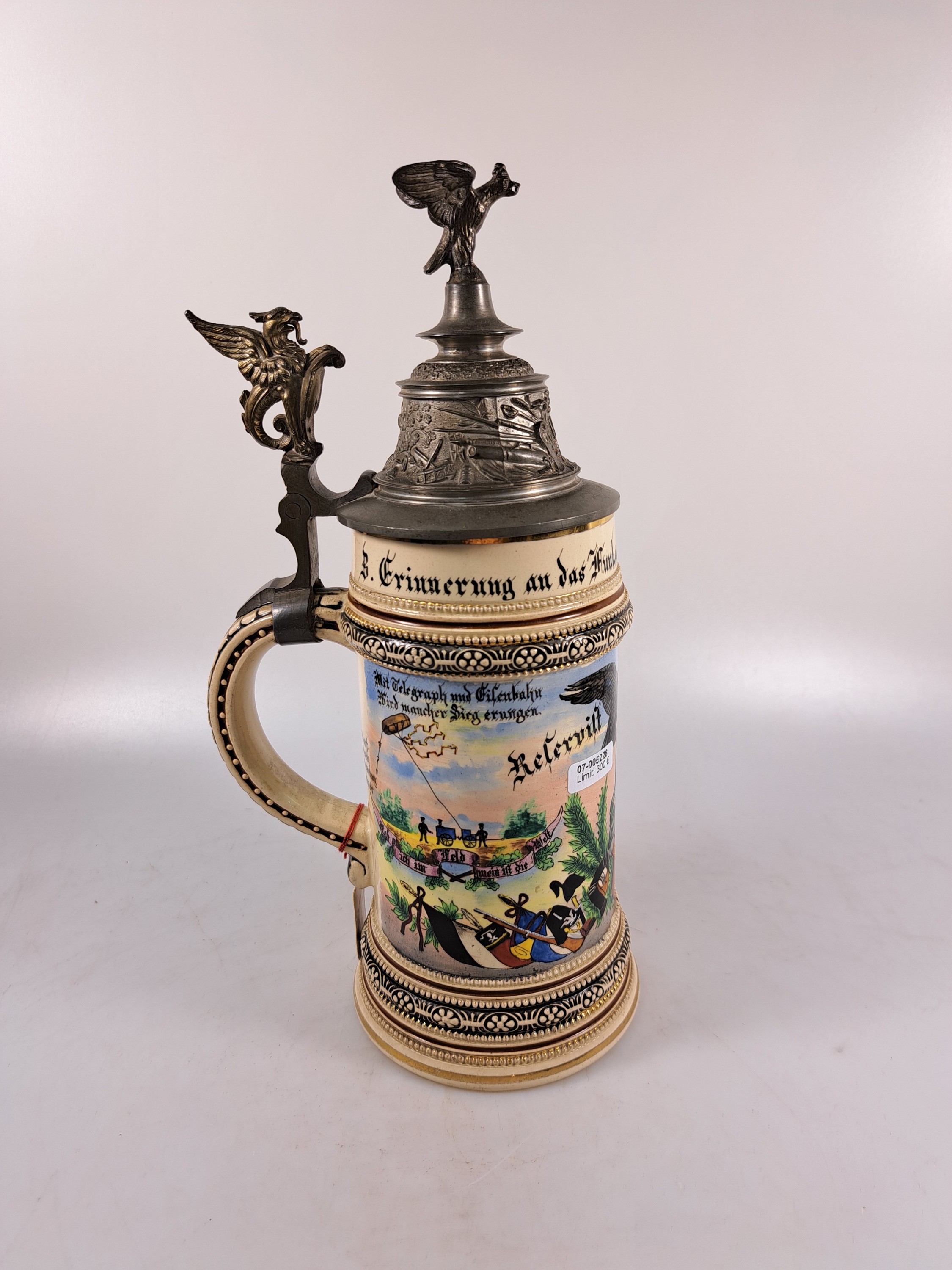 Detail a: Reservistenkrug, Funker-Kommando 1903/04 Berlin, Steingut, umlaufend polychrom bemalt, Zinnmontur, Reservist Knape, H. 28,5 cm