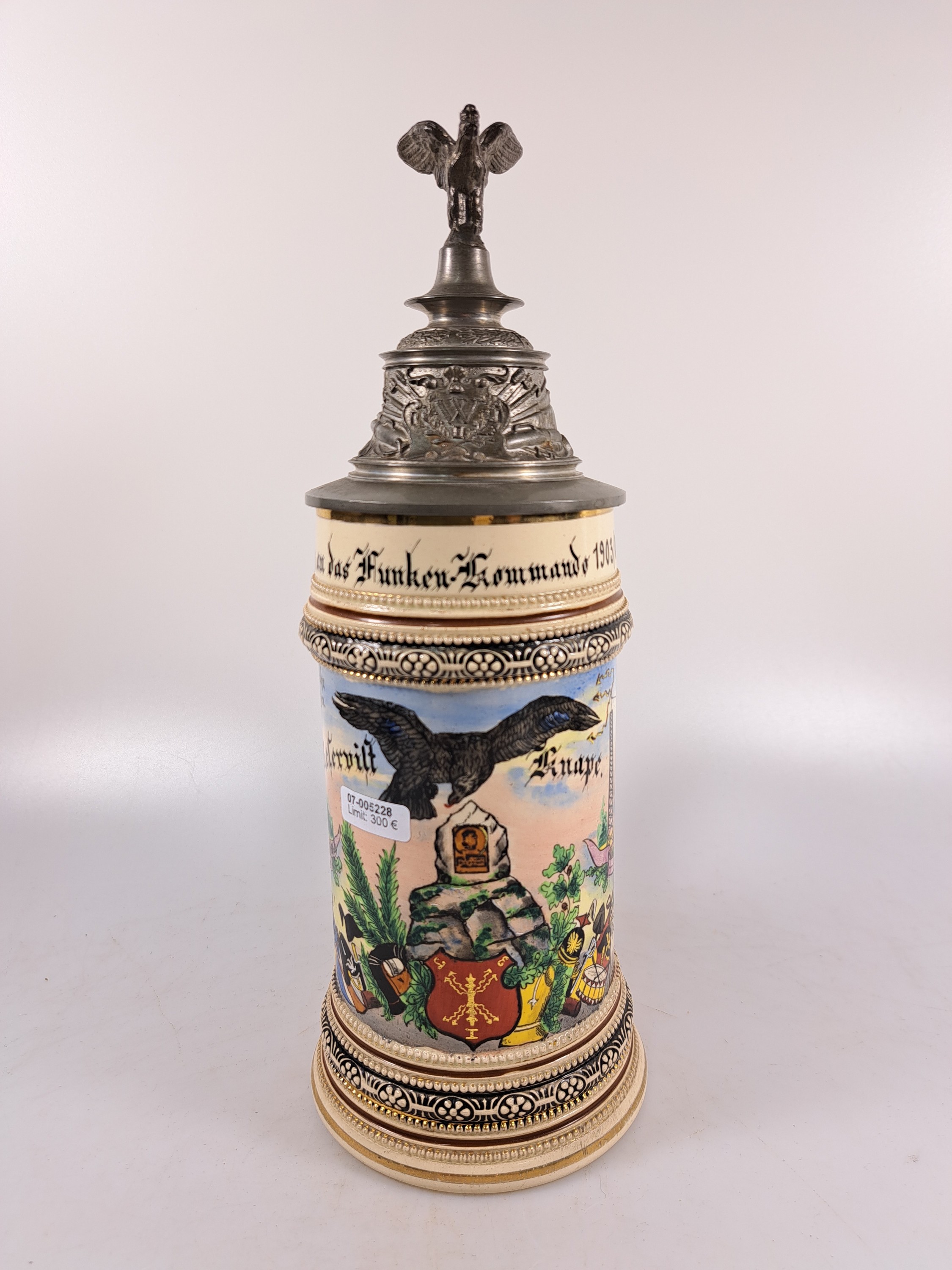 Detail c: Reservistenkrug, Funker-Kommando 1903/04 Berlin, Steingut, umlaufend polychrom bemalt, Zinnmontur, Reservist Knape, H. 28,5 cm