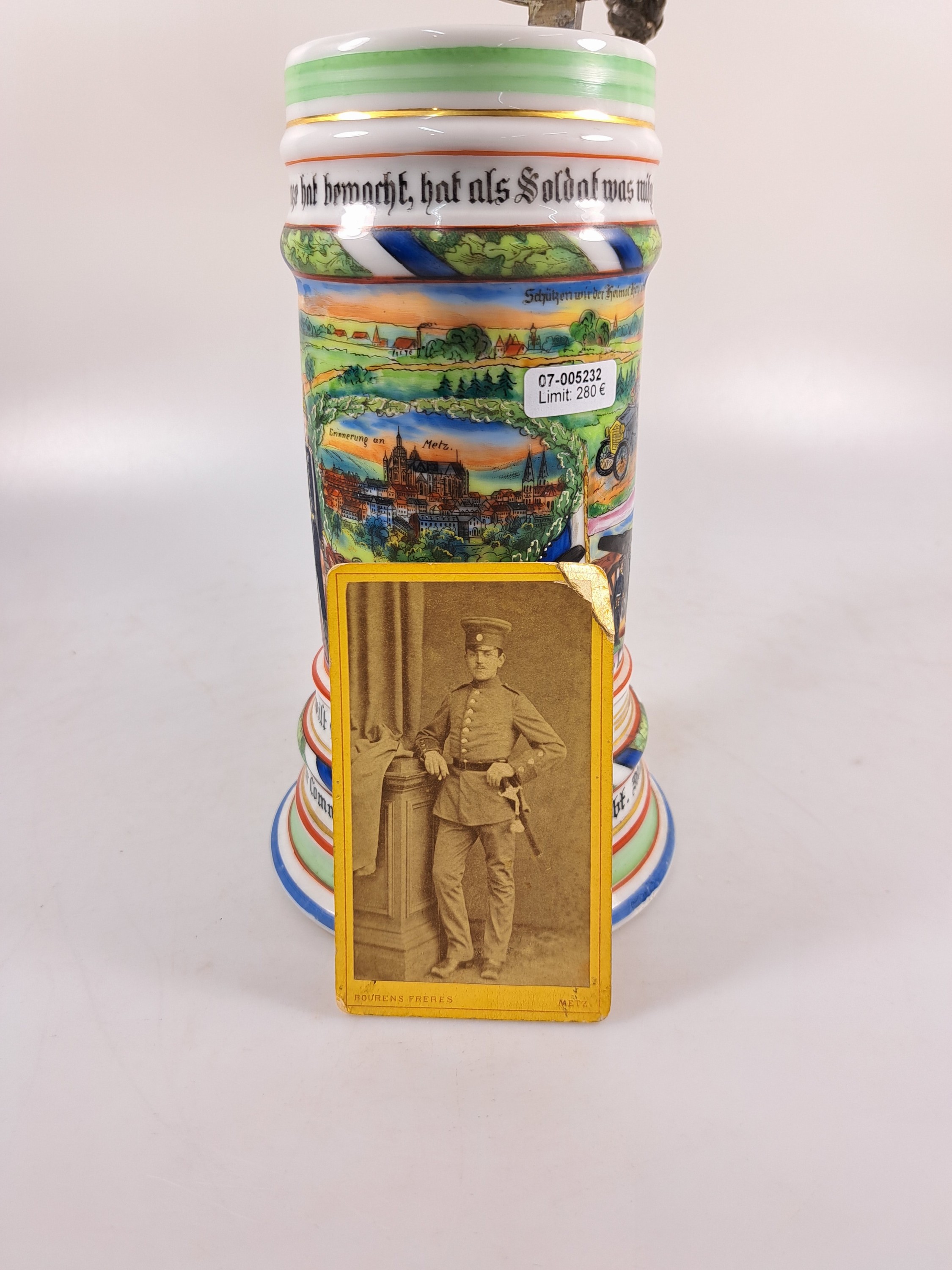 Detail h: Reservistenkrug Commando der Kraftfahrt -Abteilung Metz 1909/11, Porzellan, umlaufend polychrom bemalt, Zinnmontur l. restauriert, Lithophanie, ...