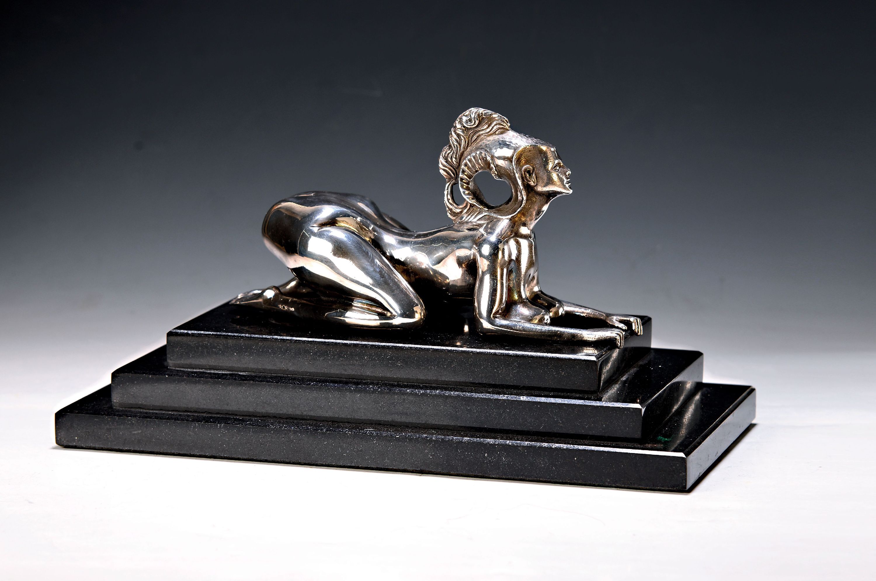 Ernst Fuchs, 1930-2015, Wien, Sphinx, Sterling Silber massiv (ca. 3000 g), Auflage 299 Exempl., ca. 12.5x23x11cm, Sockel schwarzer Marmor mit 3 ...