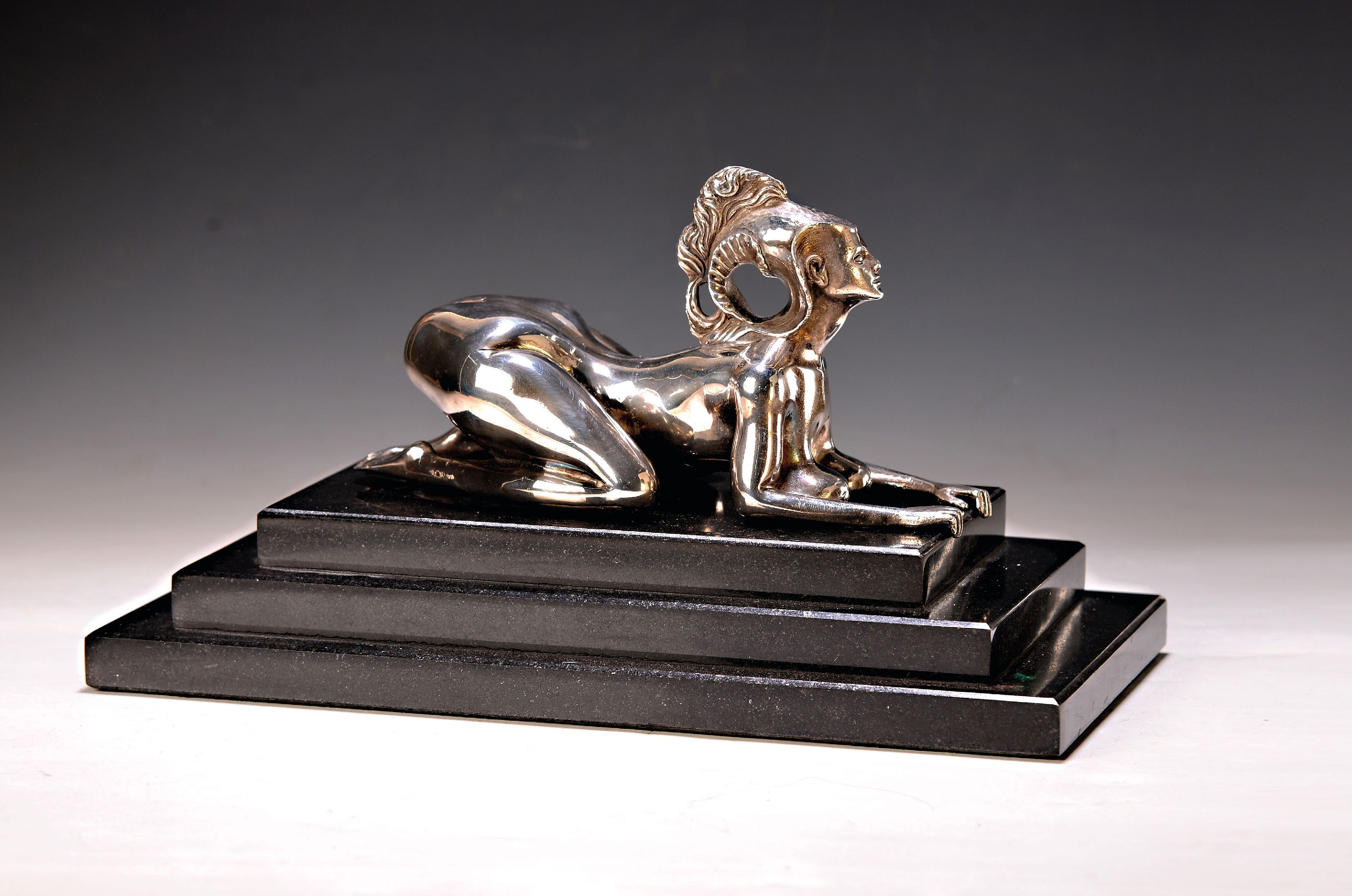 Detail k: Ernst Fuchs, 1930-2015, Wien, Sphinx, Sterling Silber massiv (ca. 3000 g), Auflage 299 Exempl., ca. 12.5x23x11cm, Sockel schwarzer Marmor mit 3 ...
