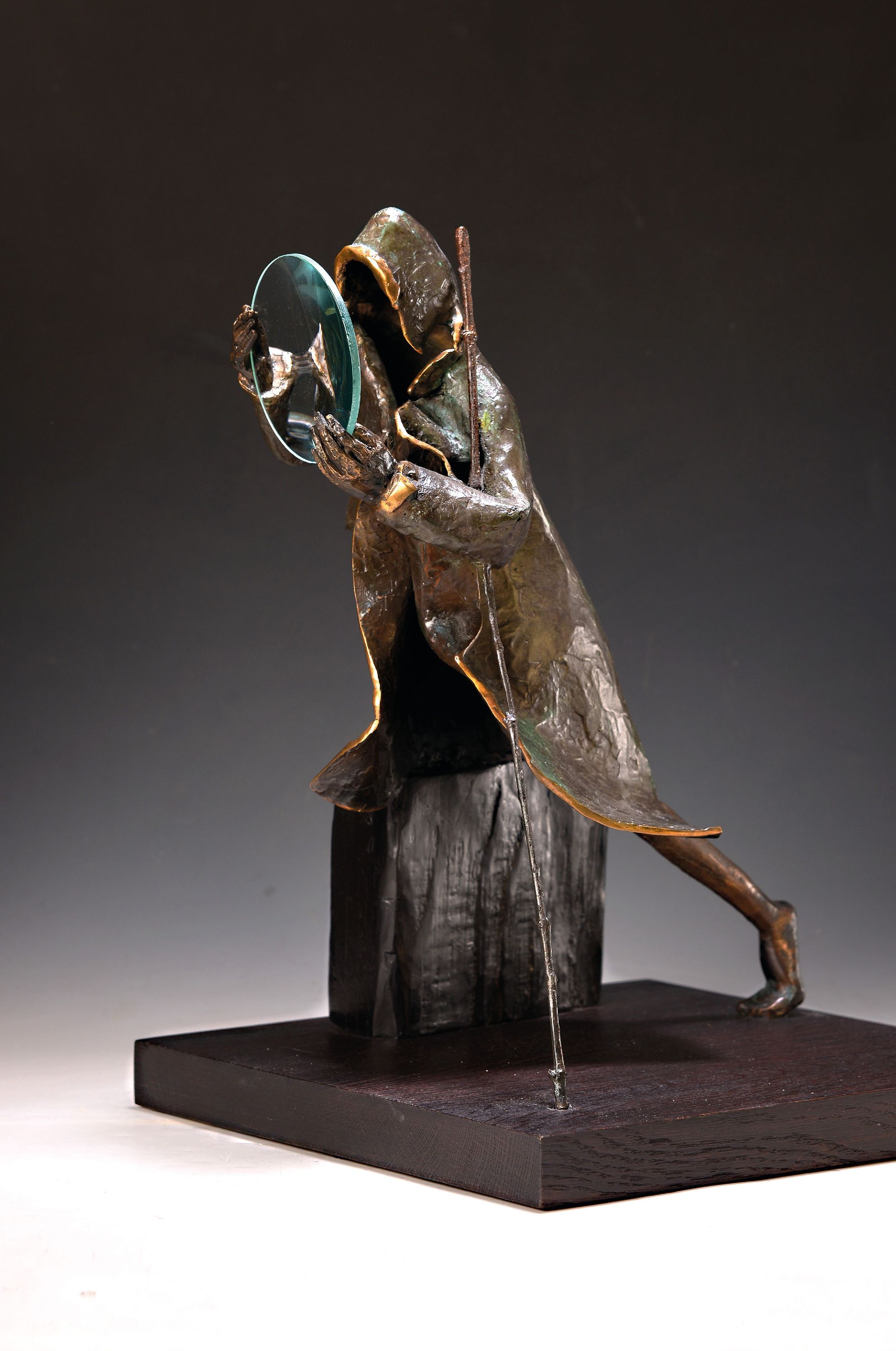 Detail k: Elsa Vogt-Ramachers, geb. 1959, Wanderer zwischen den Welten, Bronzeskulptur von 2014 mit Glaslinse, sign. Elsa, Holzsockel, Gesamtm. ca. 41x29x30cm