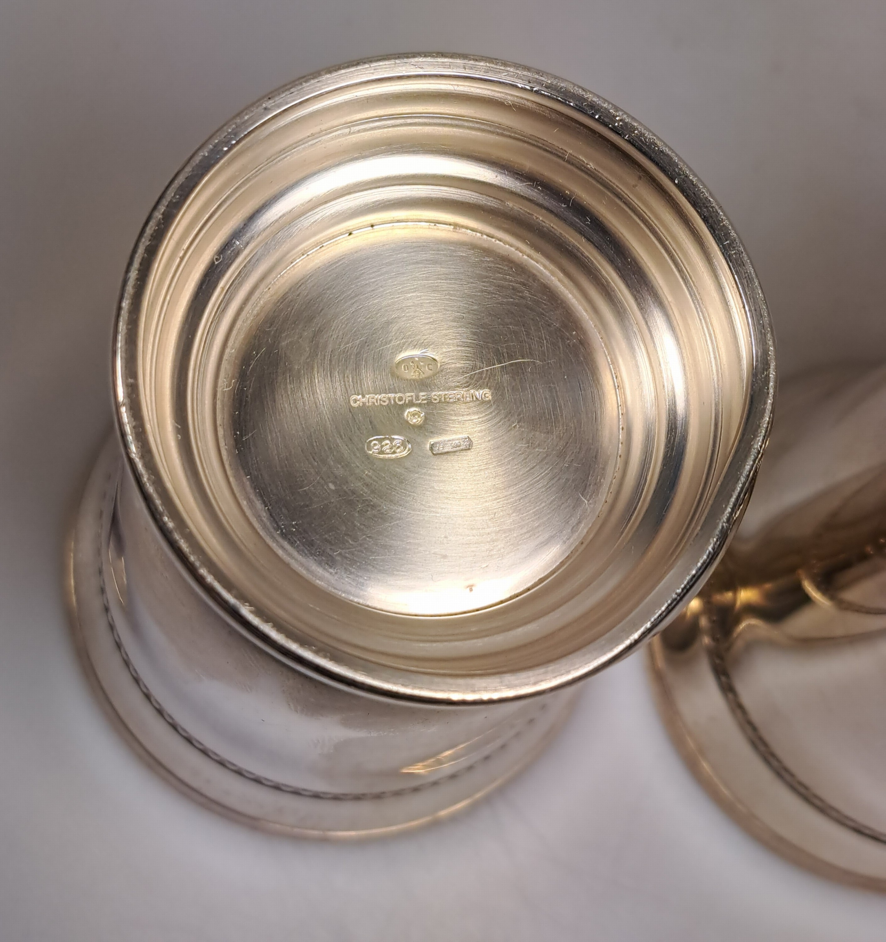 Detail a: 2 Becher, Christofle Paris, 925er Sterling Silber, Perlranddekor, getreppter Fuß, H. je ca. 8.5cm, zus. ca. 200 g.