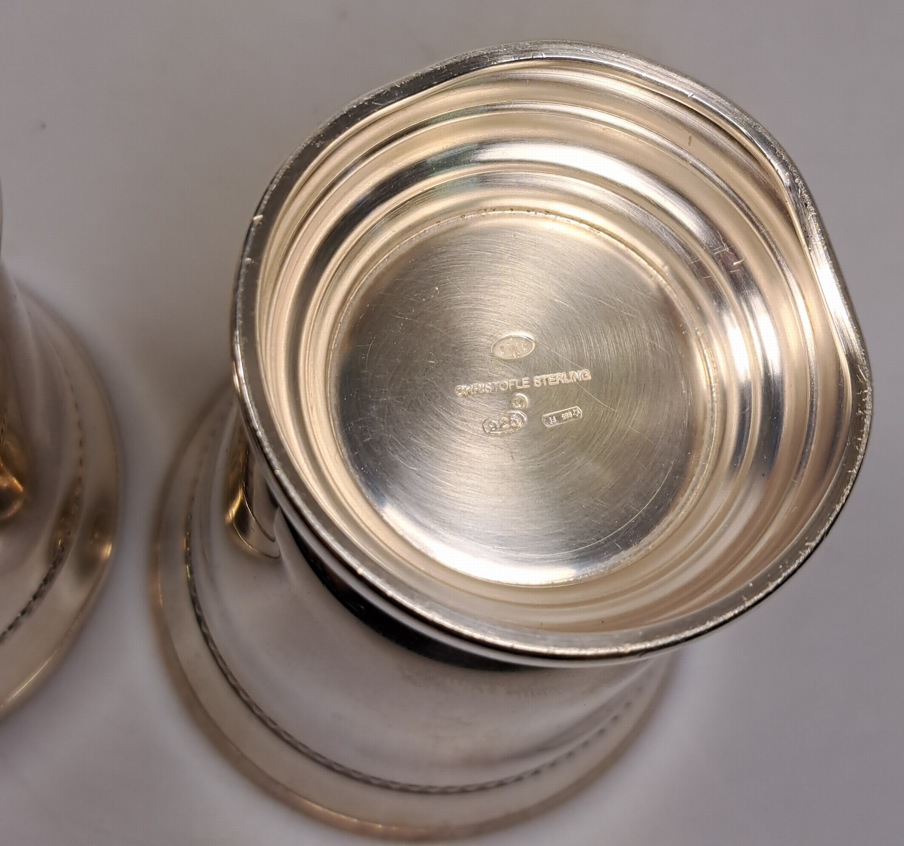 Detail b: 2 Becher, Christofle Paris, 925er Sterling Silber, Perlranddekor, getreppter Fuß, H. je ca. 8.5cm, zus. ca. 200 g.