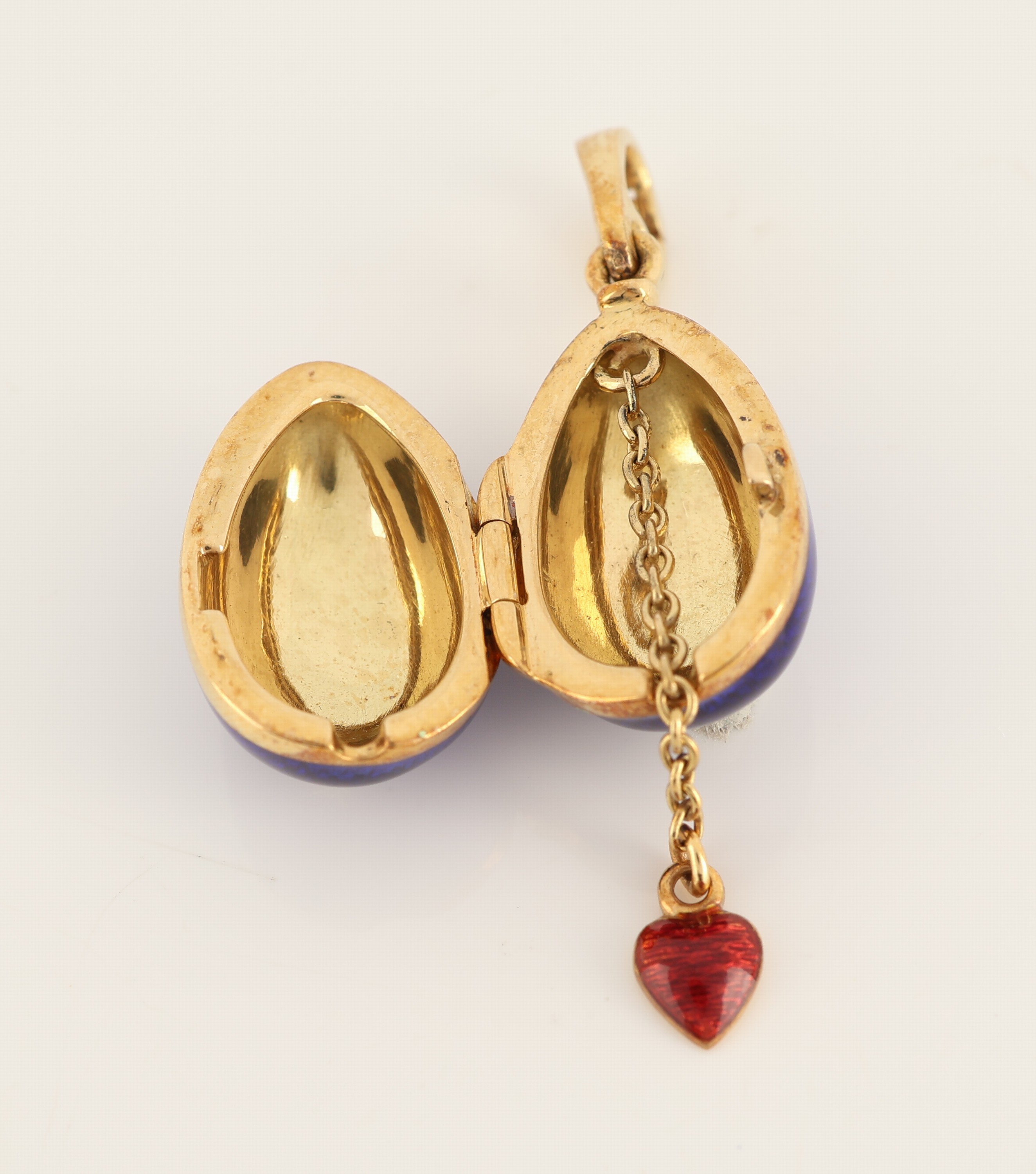 Detail a: 18 kt Gold FABERGE Anhänger mit Email, GG 750/000, limitierte Edition, hier 8/500, Ei mit royalblauem Email auf guillochiertem Grund, aufklappbar, ...
