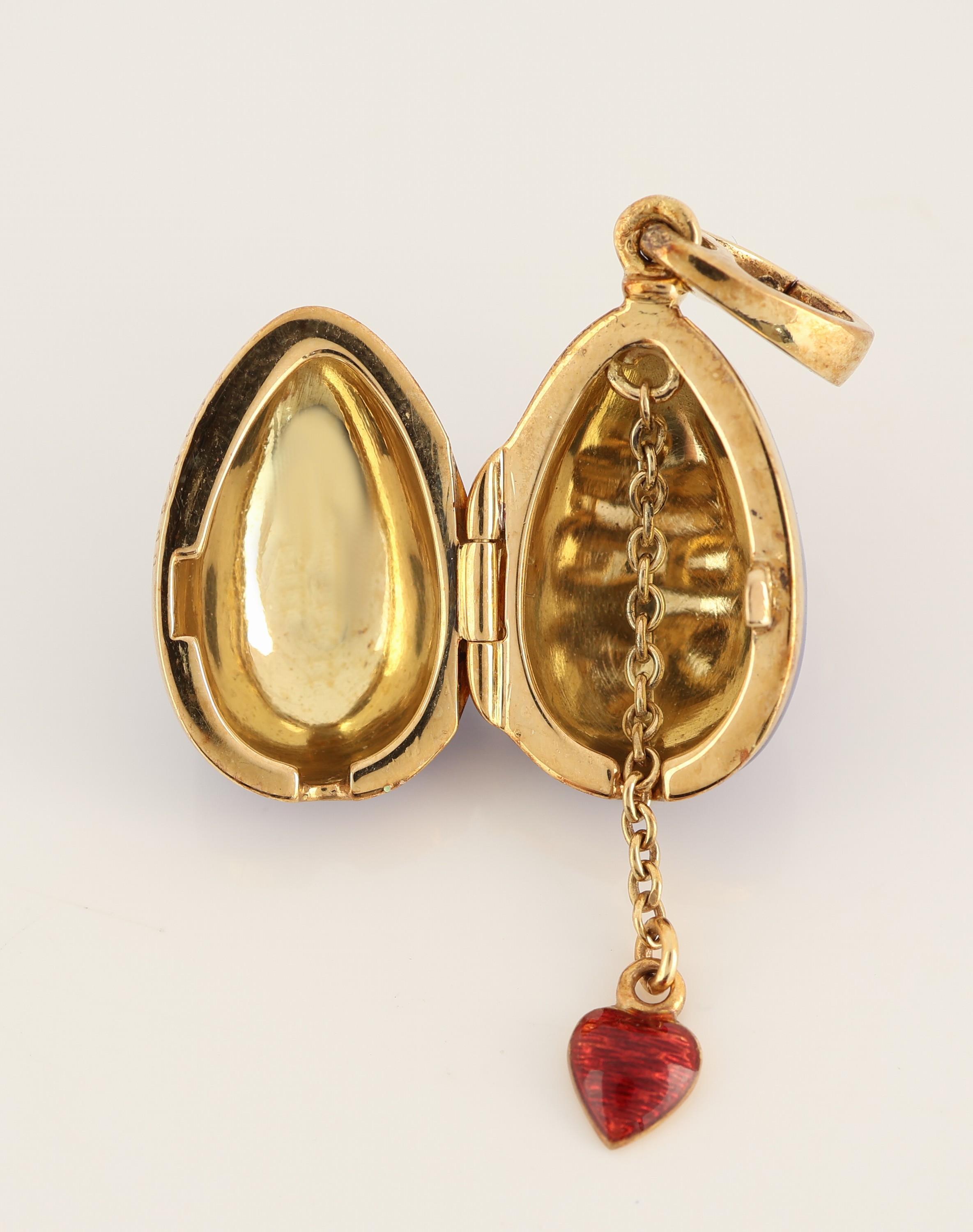 Detail b: 18 kt Gold FABERGE Anhänger mit Email, GG 750/000, limitierte Edition, hier 8/500, Ei mit royalblauem Email auf guillochiertem Grund, aufklappbar, ...