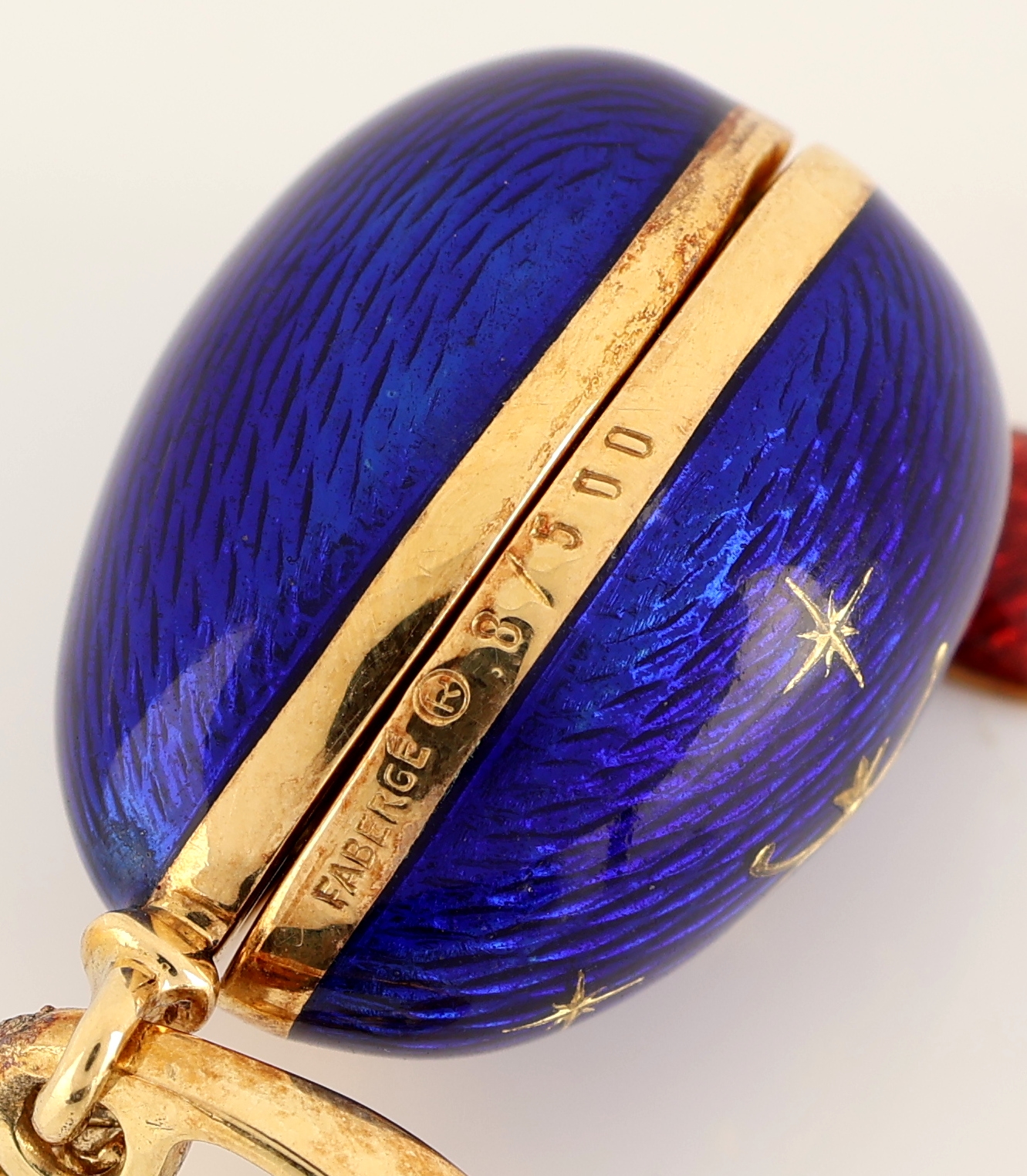Detail c: 18 kt Gold FABERGE Anhänger mit Email, GG 750/000, limitierte Edition, hier 8/500, Ei mit royalblauem Email auf guillochiertem Grund, aufklappbar, ...