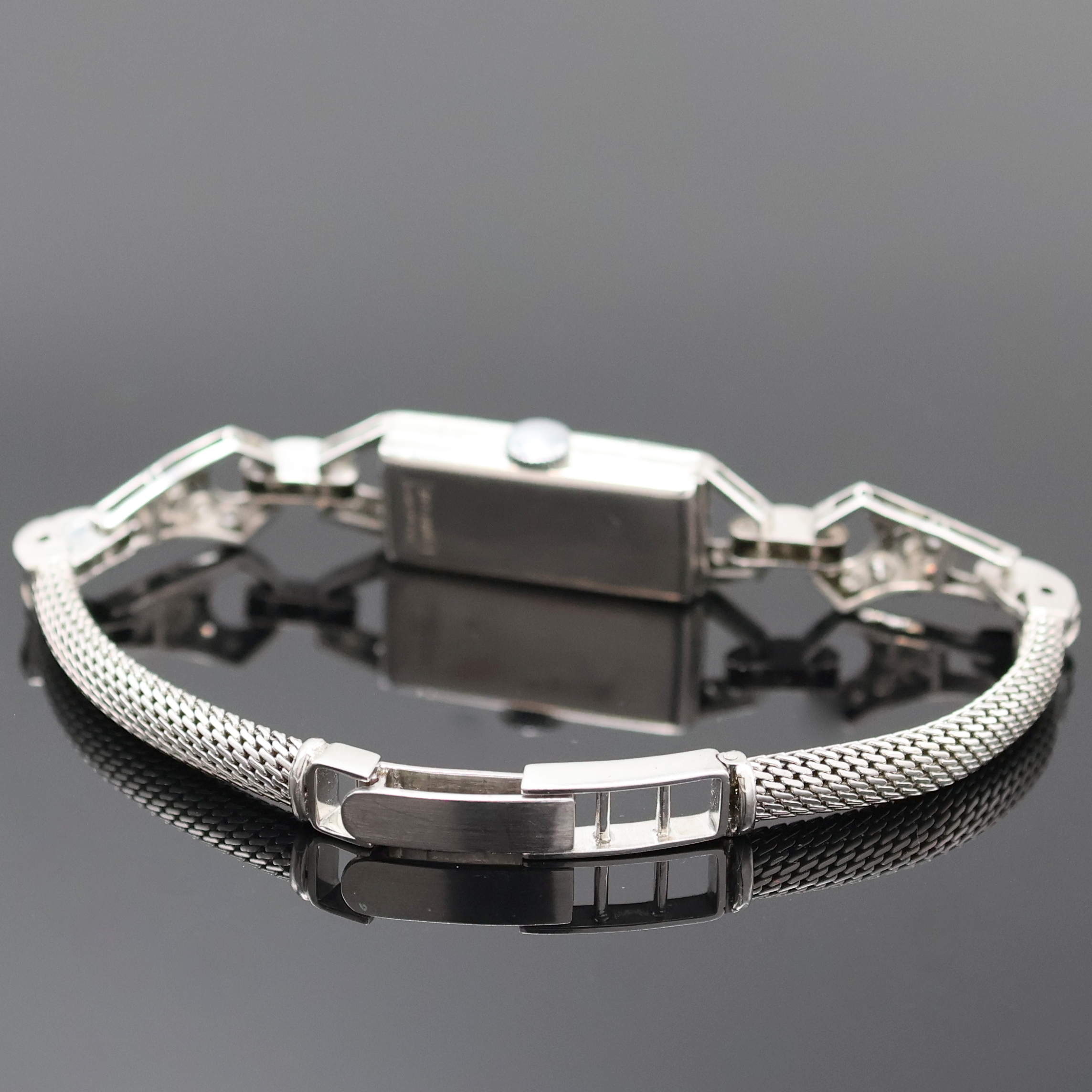 Detail b: Art Deco Damenarmbanduhr in Platin mit Diamanten, Schweiz um 1920, Handaufzug, Scharnierboden dell., Band in WG 750/000, Geh. sowie Bandanstöße mit ...