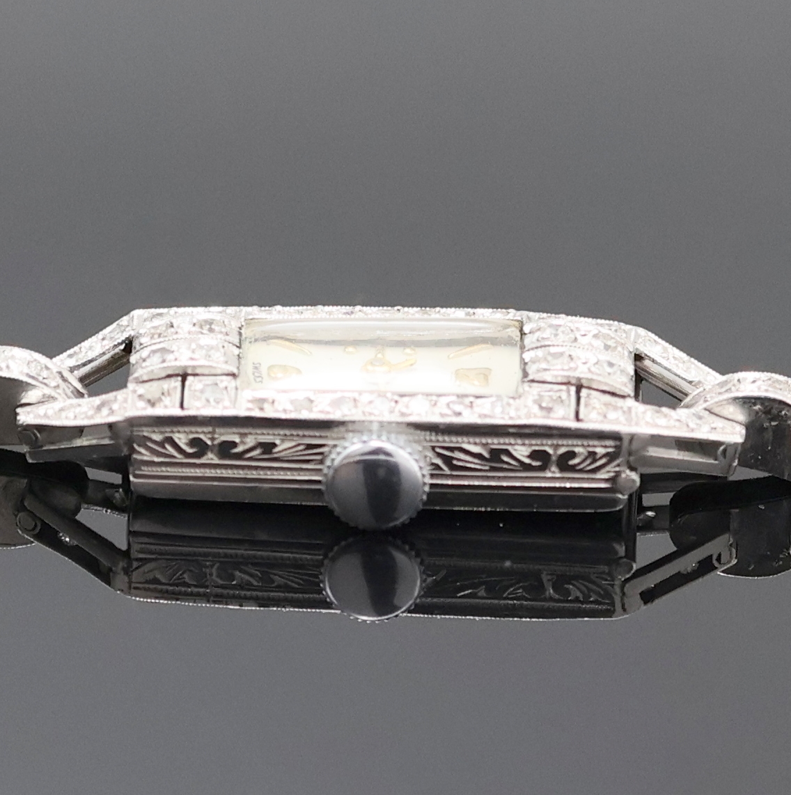 Detail c: Art Deco Damenarmbanduhr in Platin mit Diamanten, Schweiz um 1920, Handaufzug, Scharnierboden dell., Band in WG 750/000, Geh. sowie Bandanstöße mit ...