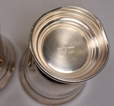 26961862b - 2 Becher, Christofle Paris, 925er Sterling Silber, Perlranddekor, getreppter Fuß, ...