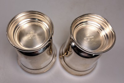26961862c - 2 Becher, Christofle Paris, 925er Sterling Silber, Perlranddekor, getreppter Fuß, ...