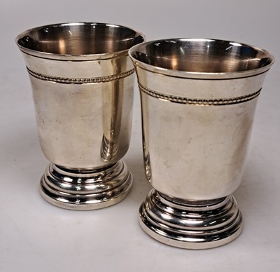 26961862d - 2 Becher, Christofle Paris, 925er Sterling Silber, Perlranddekor, getreppter Fuß, ...