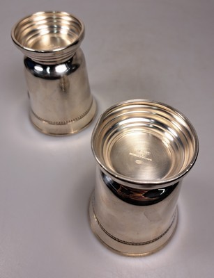 26961862g - 2 Becher, Christofle Paris, 925er Sterling Silber, Perlranddekor, getreppter Fuß, ...