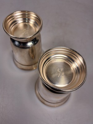 26961862h - 2 Becher, Christofle Paris, 925er Sterling Silber, Perlranddekor, getreppter Fuß, ...
