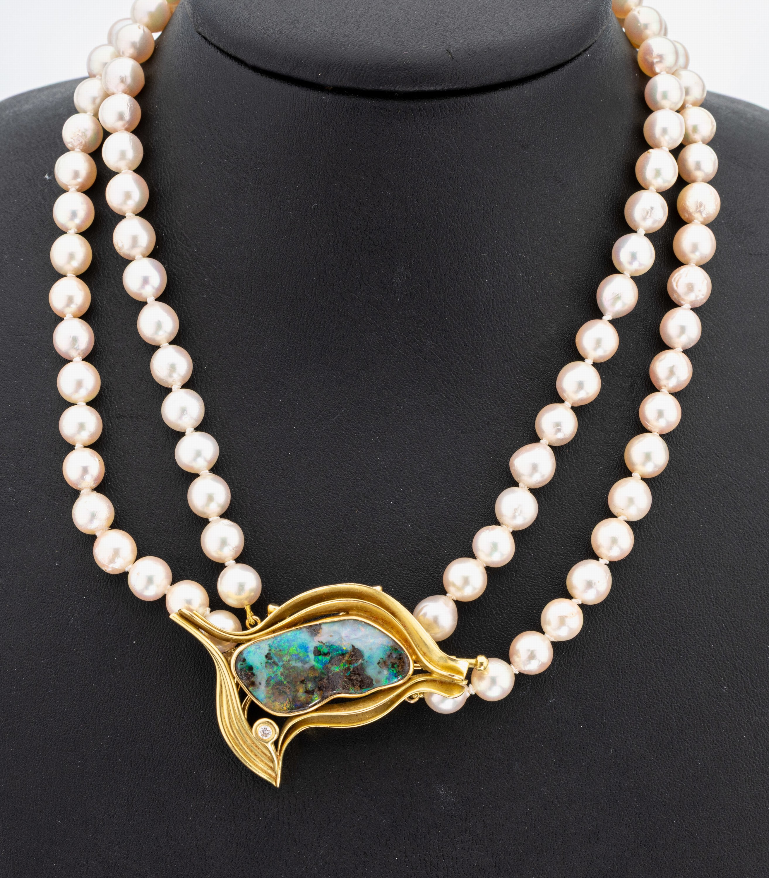 Zuchtperl-Collier mit 18 kt Gold Opal- Brillant-Schmuckschließe, GG 750/000, abstraktes Mittelteil, mittig Boulderopal mit Farbspiel in Grün, Blau ...