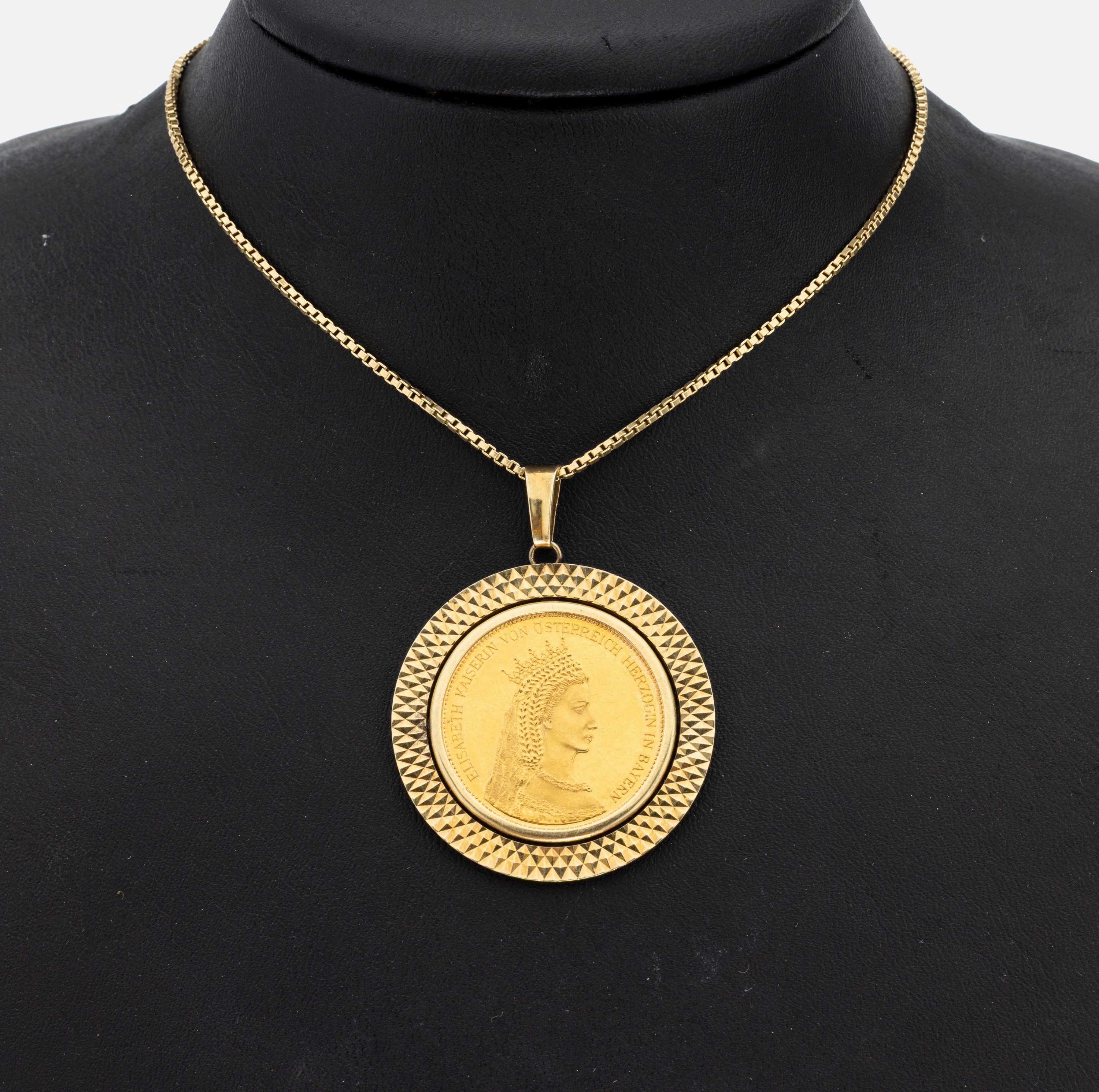 Anhänger mit Goldmedaille, Fassung GG 585/ 000, Medaille: Elisabeth Kaiserin von Österreich Herzogin in Bayern, an Kette GG 585/000, L. ca. 60 cm, ...