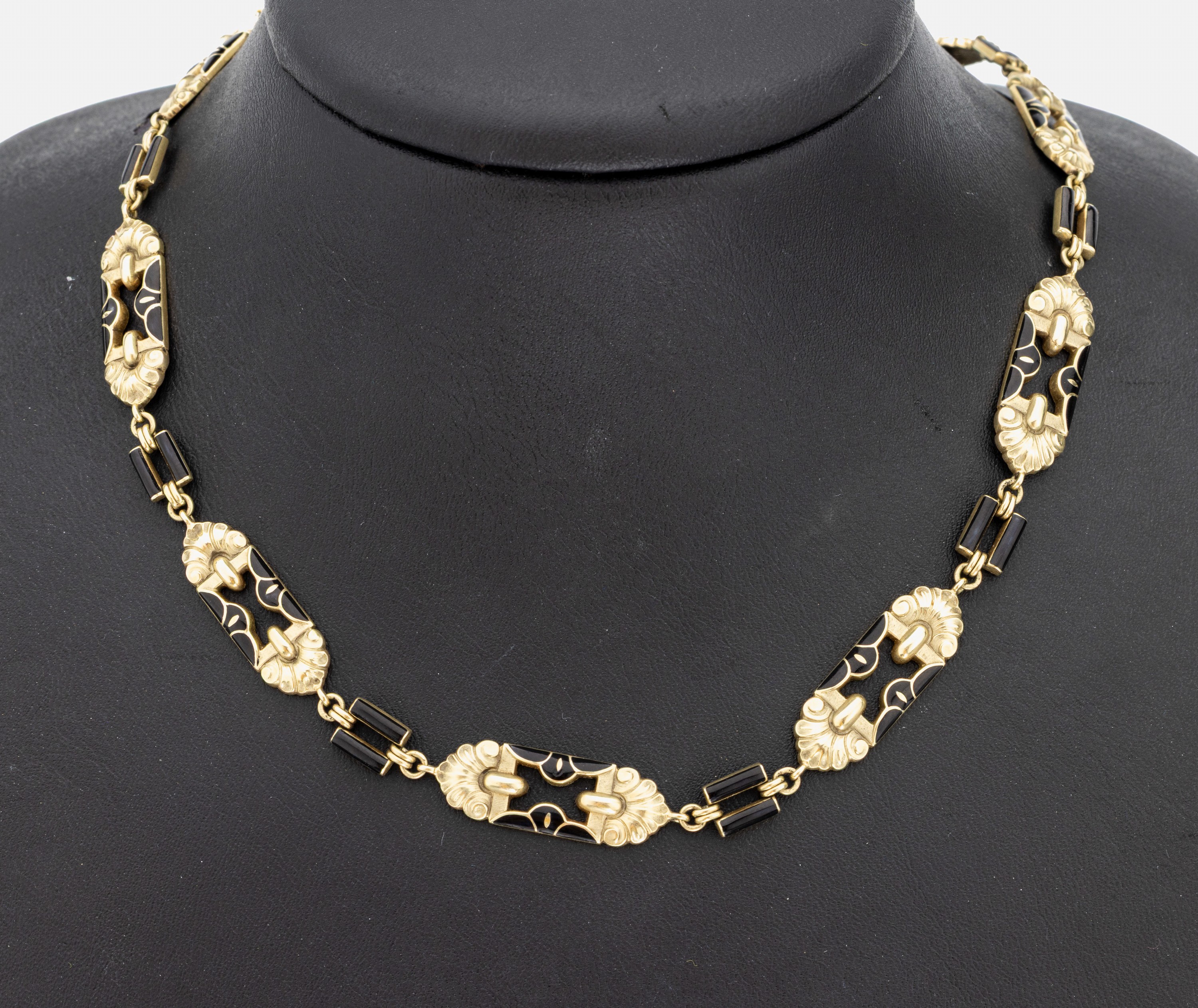 14 kt Gold Collier mit Email, GG 585/000, geometrische Glieder mit Muscheldekor, schwarzemailliert, L. ca. 43 cm, Federringschließe, ca. 21.7 g