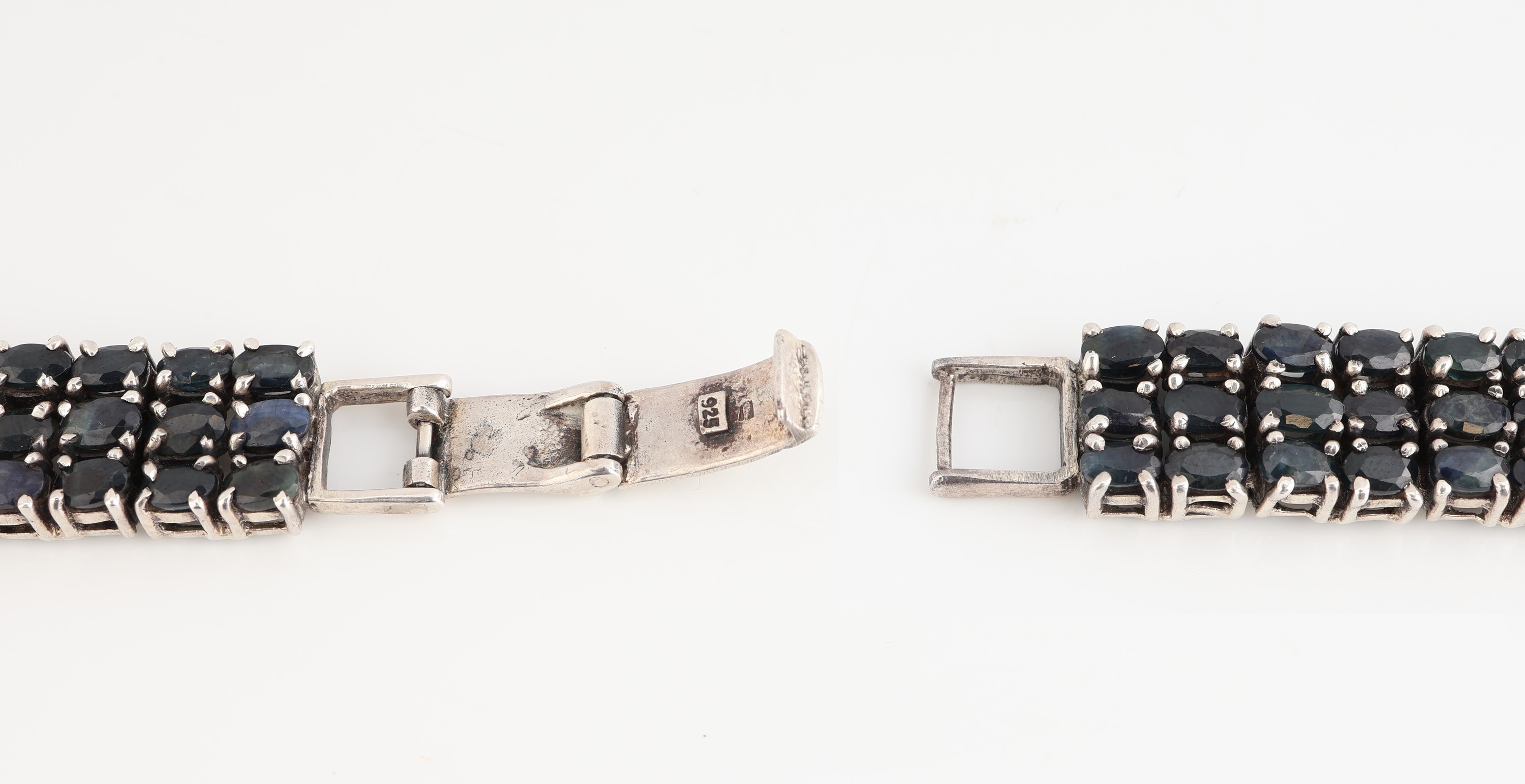 Detail c: Saphir-Damenschmuckuhr, 925er Silber, Quartz-Werk, Funktion ungepr., schlichtes Ziffernblatt mit arabischen Indizes, 72 ovalfacett. und 30 ...
