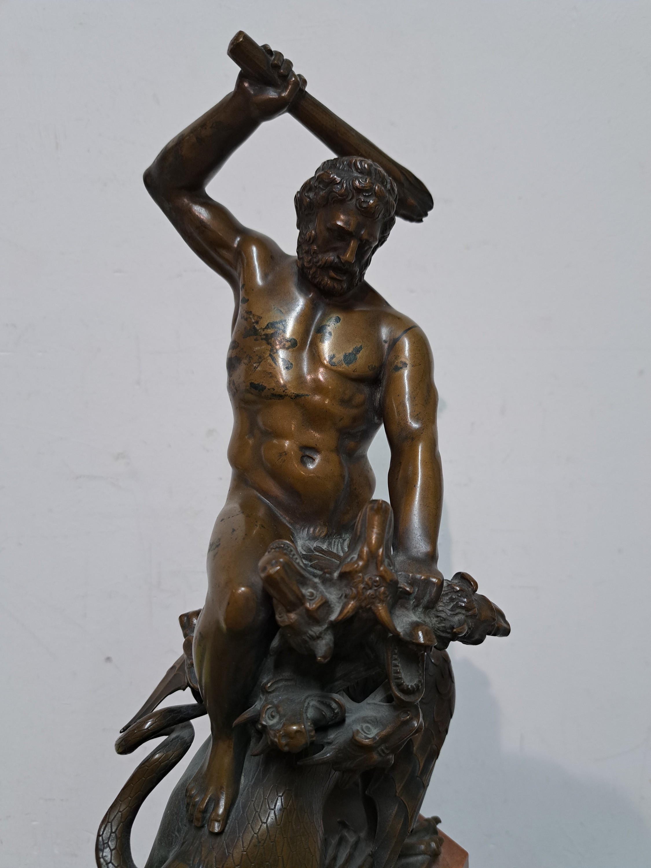 Detail b: Herkules im Kampf mit Hydra, um 1900, Bronzeskulptur nach dem Orig. von Adrian de Vries auf dem Herkulesbrunnen in Augsburg, säulenartiger ...