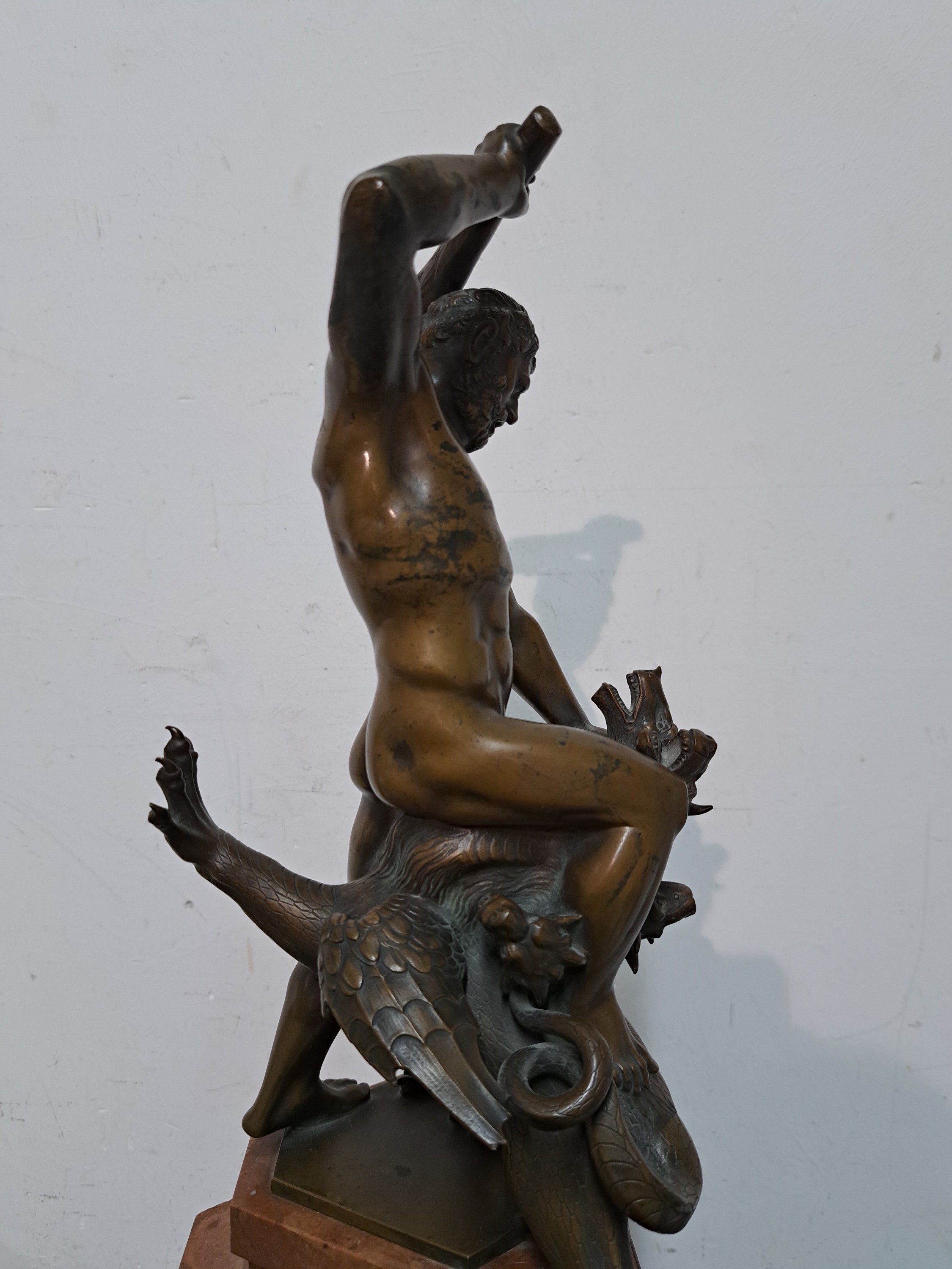 Detail e: Herkules im Kampf mit Hydra, um 1900, Bronzeskulptur nach dem Orig. von Adrian de Vries auf dem Herkulesbrunnen in Augsburg, säulenartiger ...