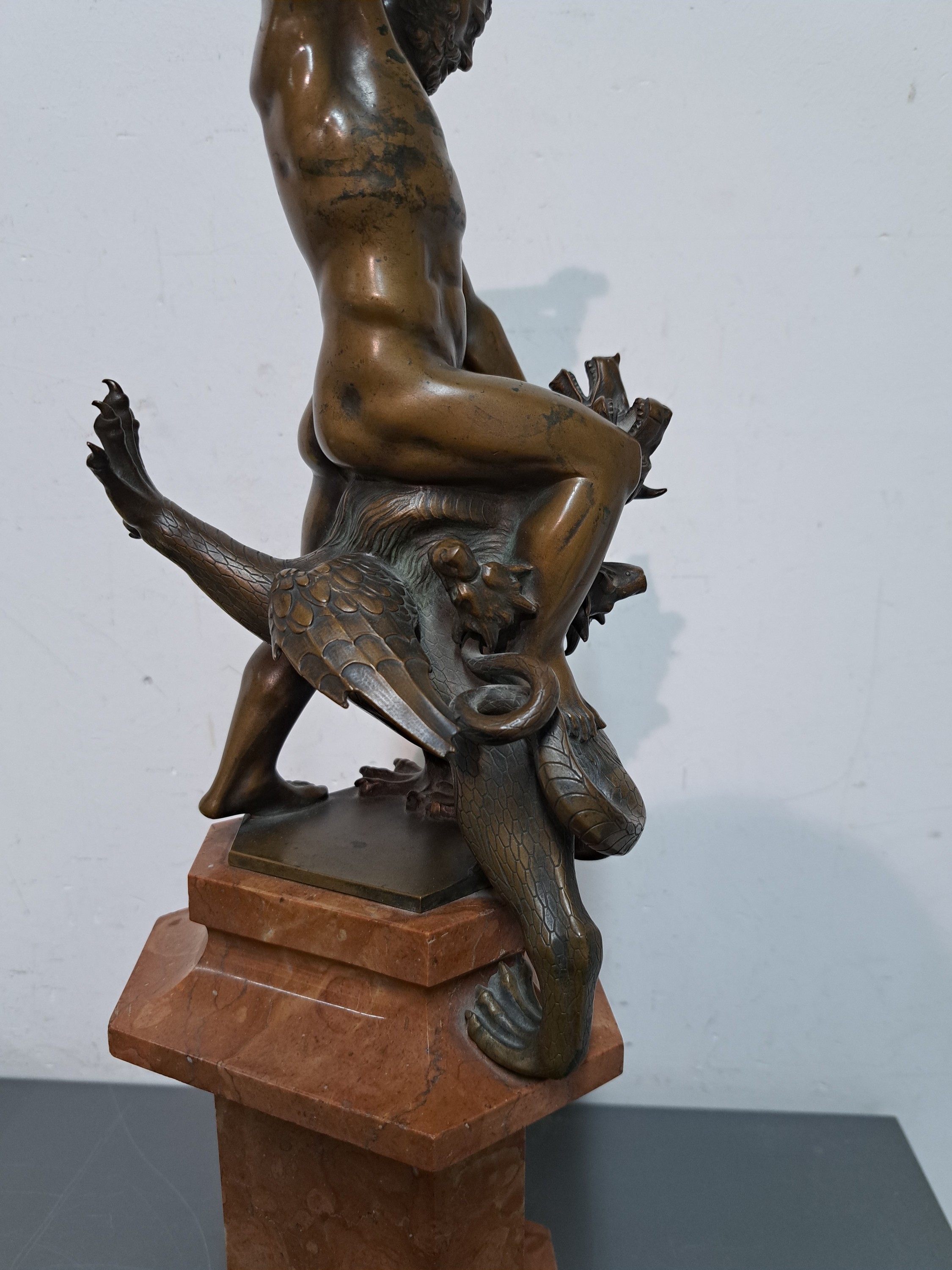 Detail f: Herkules im Kampf mit Hydra, um 1900, Bronzeskulptur nach dem Orig. von Adrian de Vries auf dem Herkulesbrunnen in Augsburg, säulenartiger ...