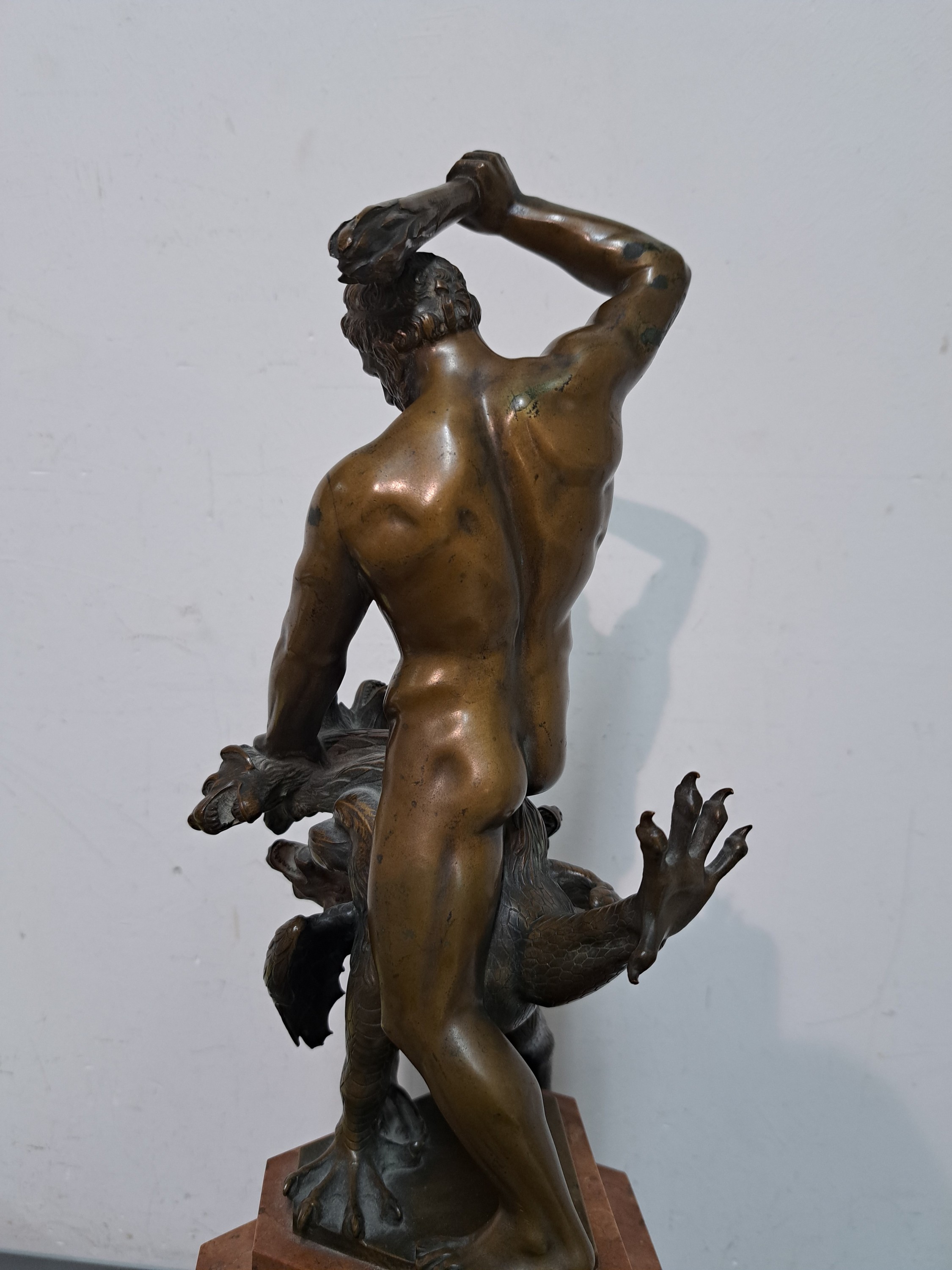 Detail g: Herkules im Kampf mit Hydra, um 1900, Bronzeskulptur nach dem Orig. von Adrian de Vries auf dem Herkulesbrunnen in Augsburg, säulenartiger ...