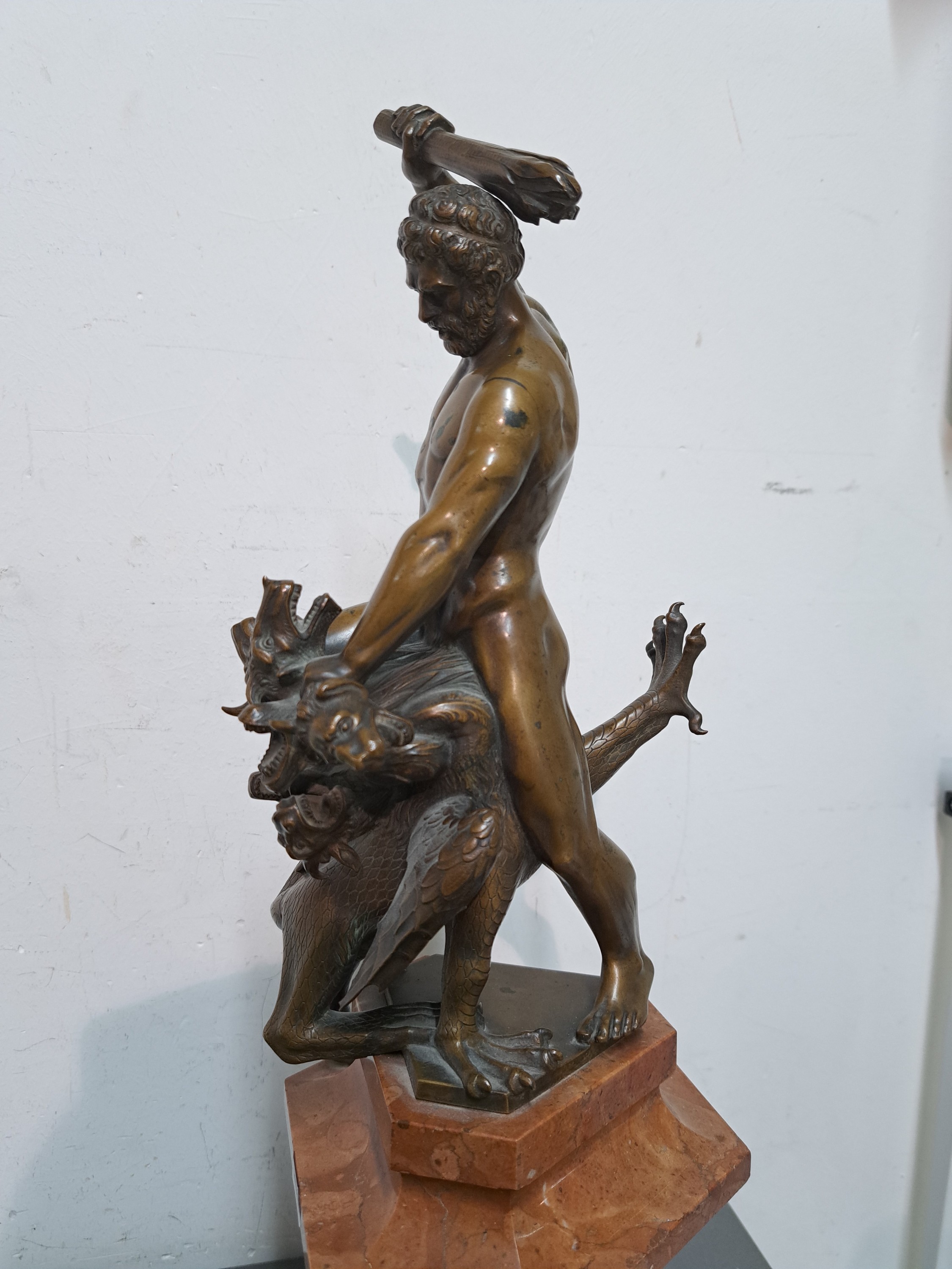 Detail h: Herkules im Kampf mit Hydra, um 1900, Bronzeskulptur nach dem Orig. von Adrian de Vries auf dem Herkulesbrunnen in Augsburg, säulenartiger ...