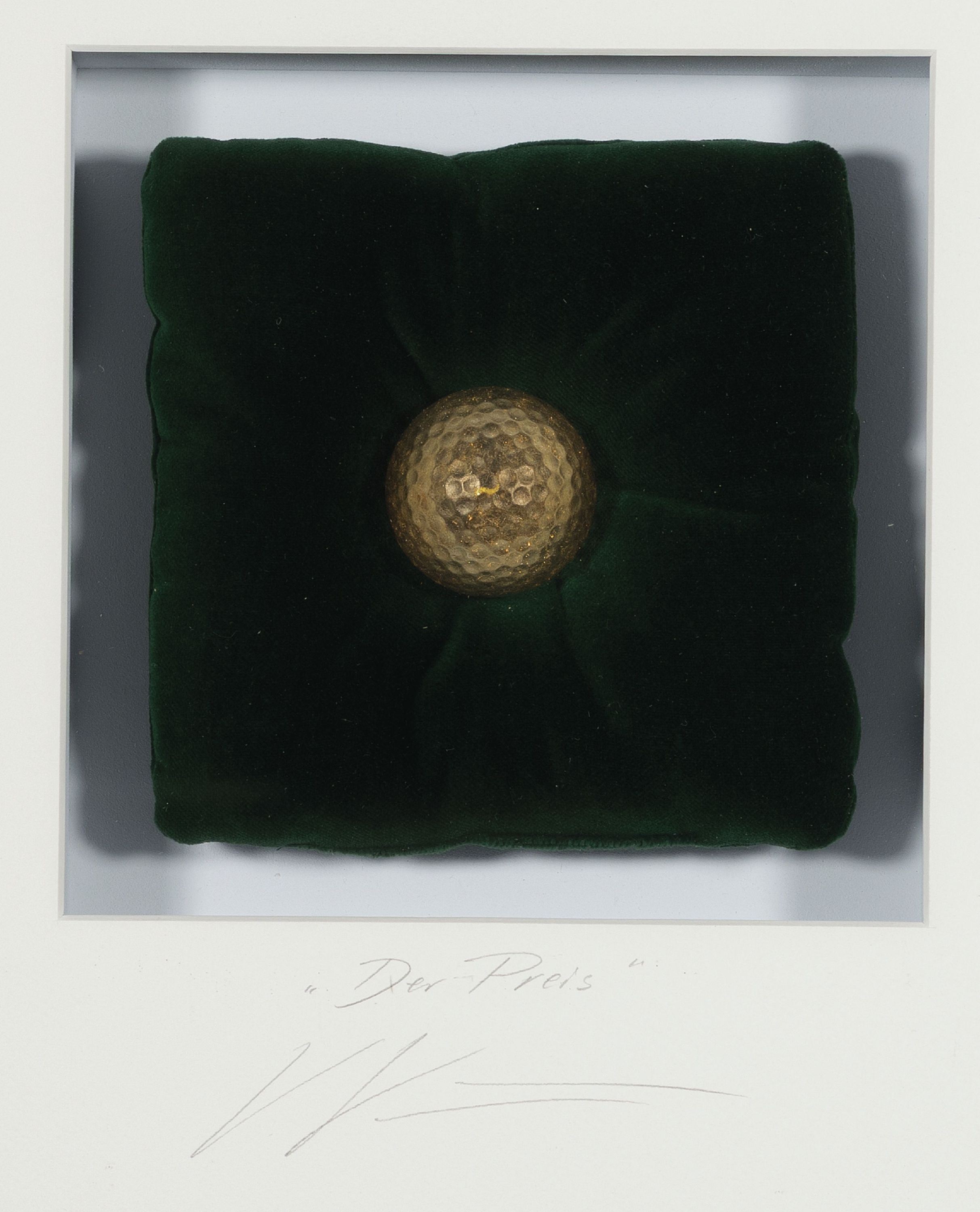 Volker Kühn, geb. 1949, Der Preis, Objektkasten, handsign. und betitelt, motiv 14x14 cm,ball ca. 4cm, unter Glas, gesamt ca. ca. 50x40 cm ,