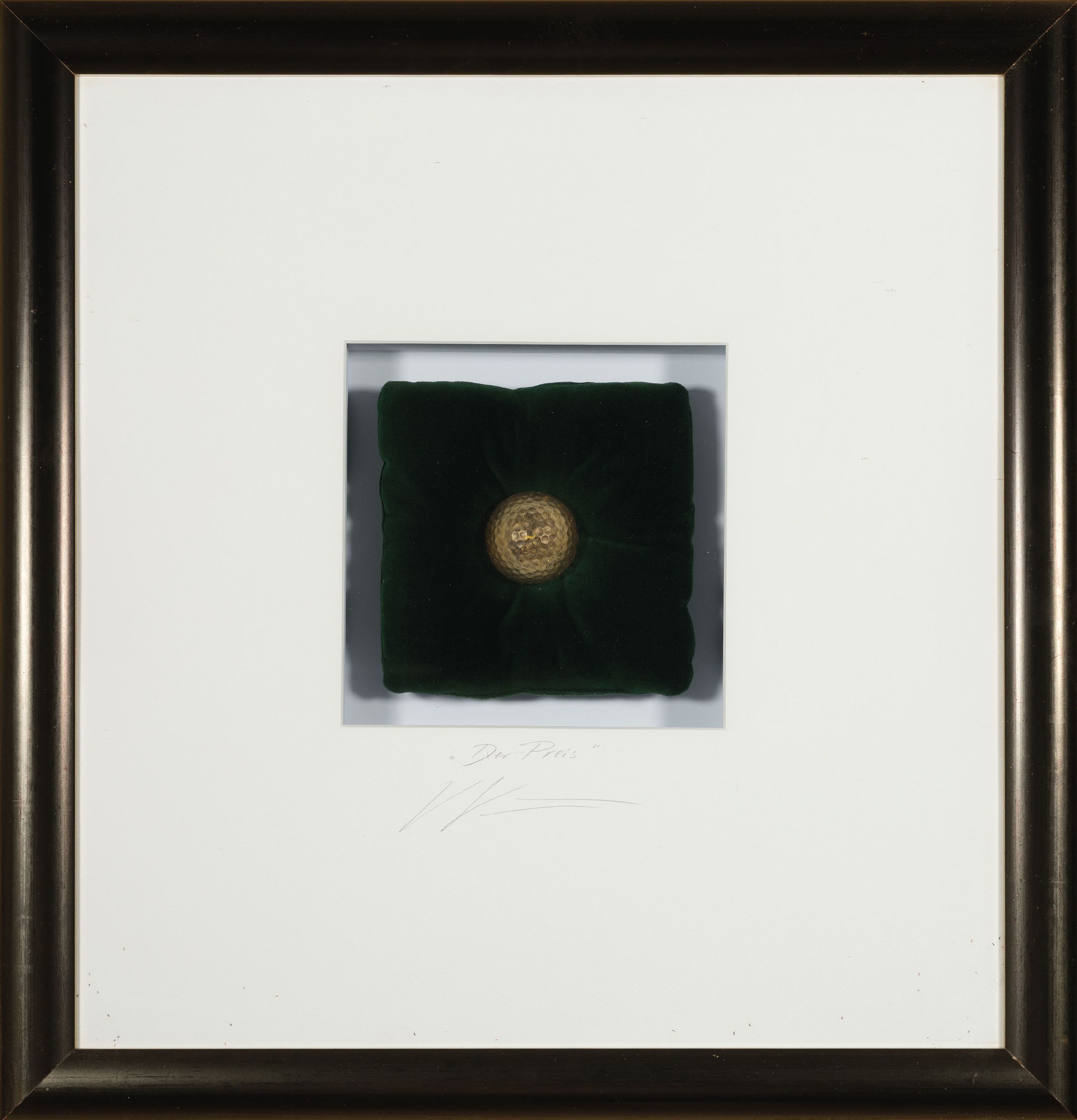 Detail k: Volker Kühn, geb. 1949, Der Preis, Objektkasten, handsign. und betitelt, motiv 14x14 cm,ball ca. 4cm, unter Glas, gesamt ca. ca. 50x40 cm ,
