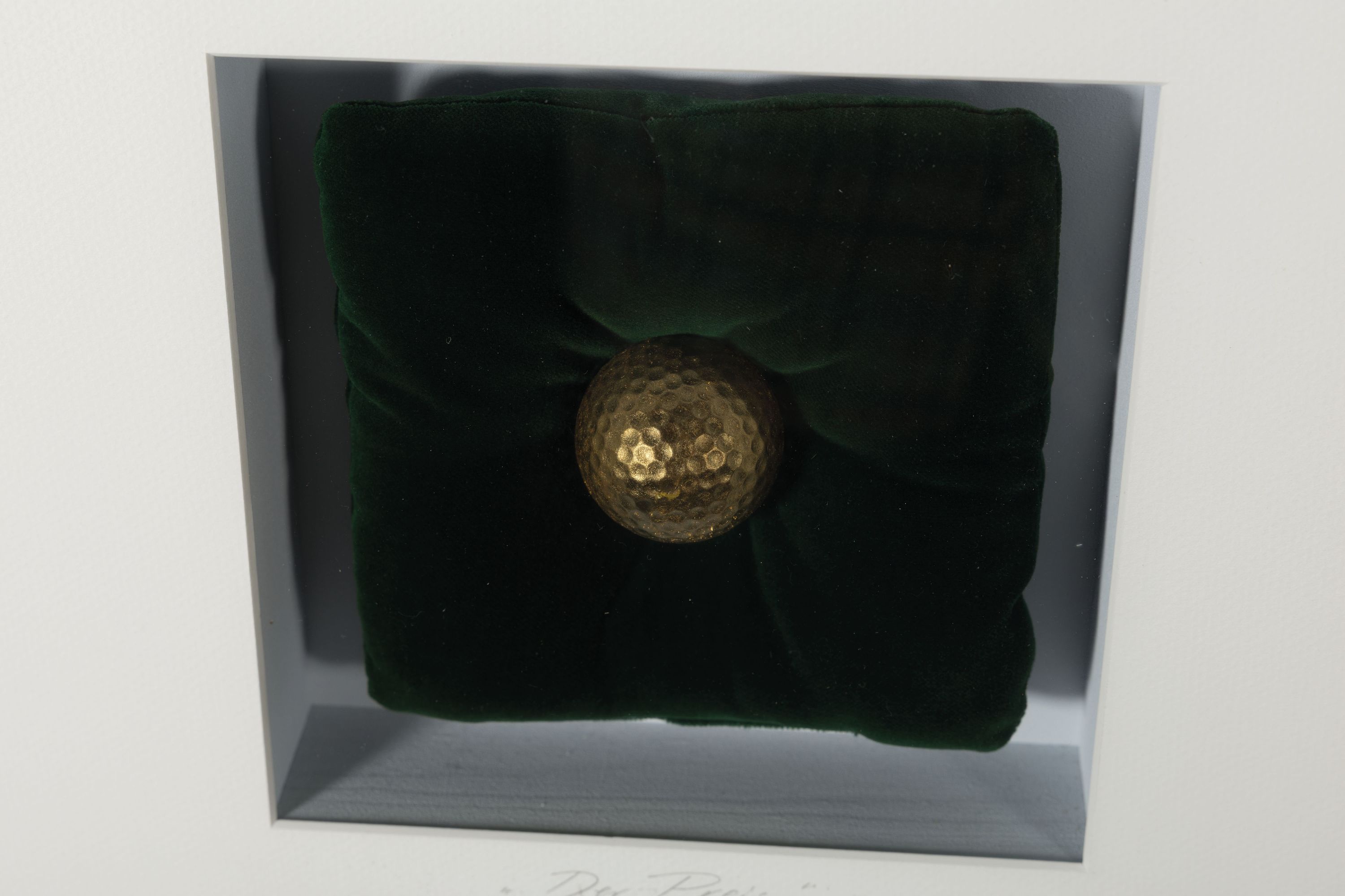 Detail l: Volker Kühn, geb. 1949, Der Preis, Objektkasten, handsign. und betitelt, motiv 14x14 cm,ball ca. 4cm, unter Glas, gesamt ca. ca. 50x40 cm ,