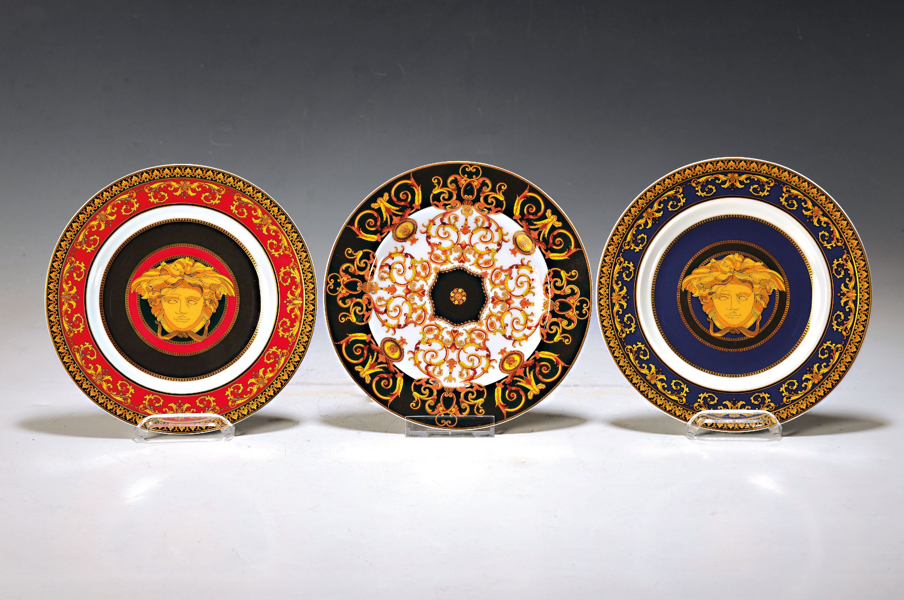 3 Wandteller, Rosenthal, Dekor Gianni Versace, Medusa, Medusa blue und Barocco