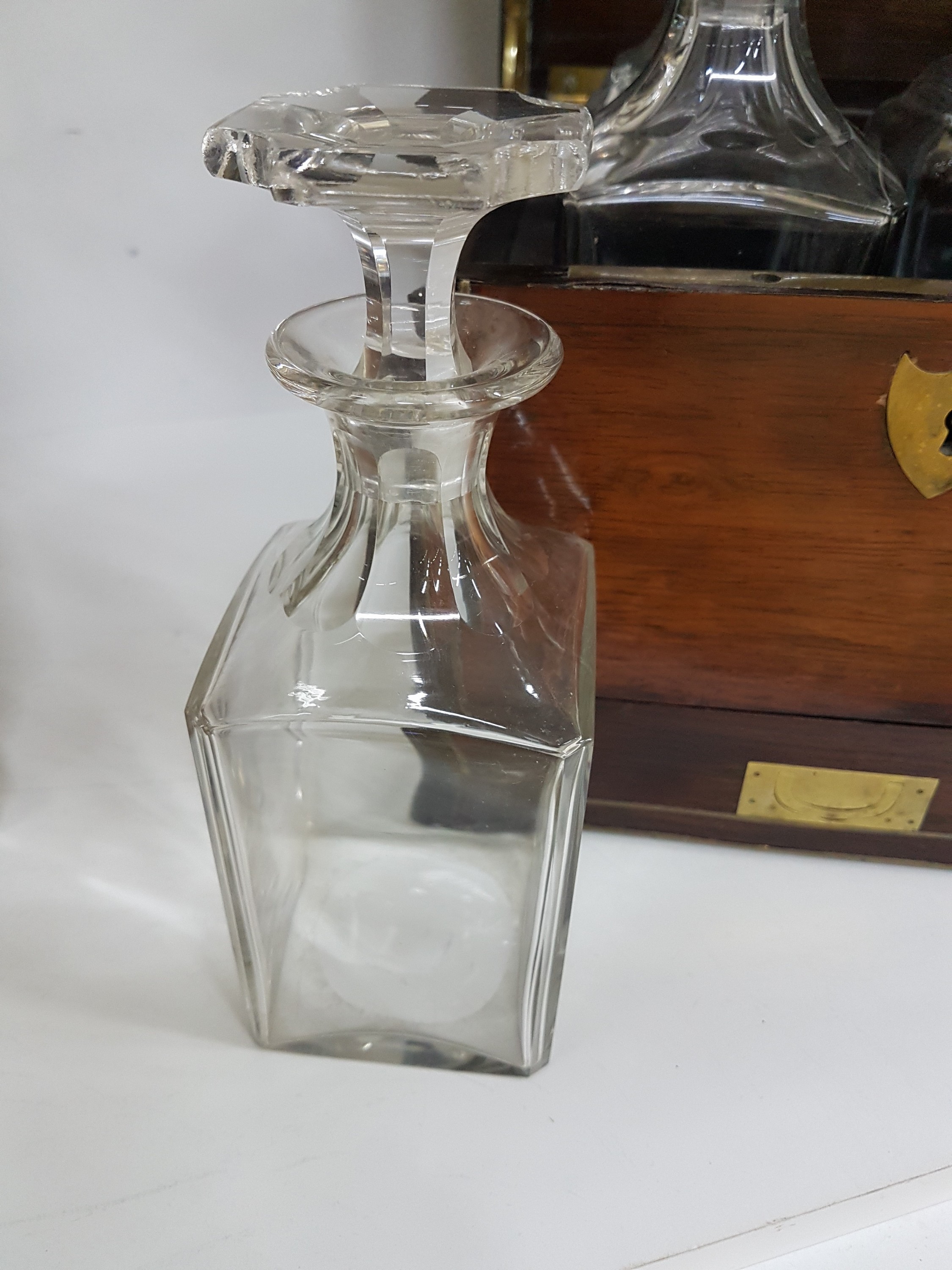 Detail c: Reisebar sog. Cave a Liqueur mit 4 Dekantern, Frankreich, ausgehendes 19.Jh., Mahagoni -Kästchen, Bronzemonturen und Beschläge, Deckel mit ...