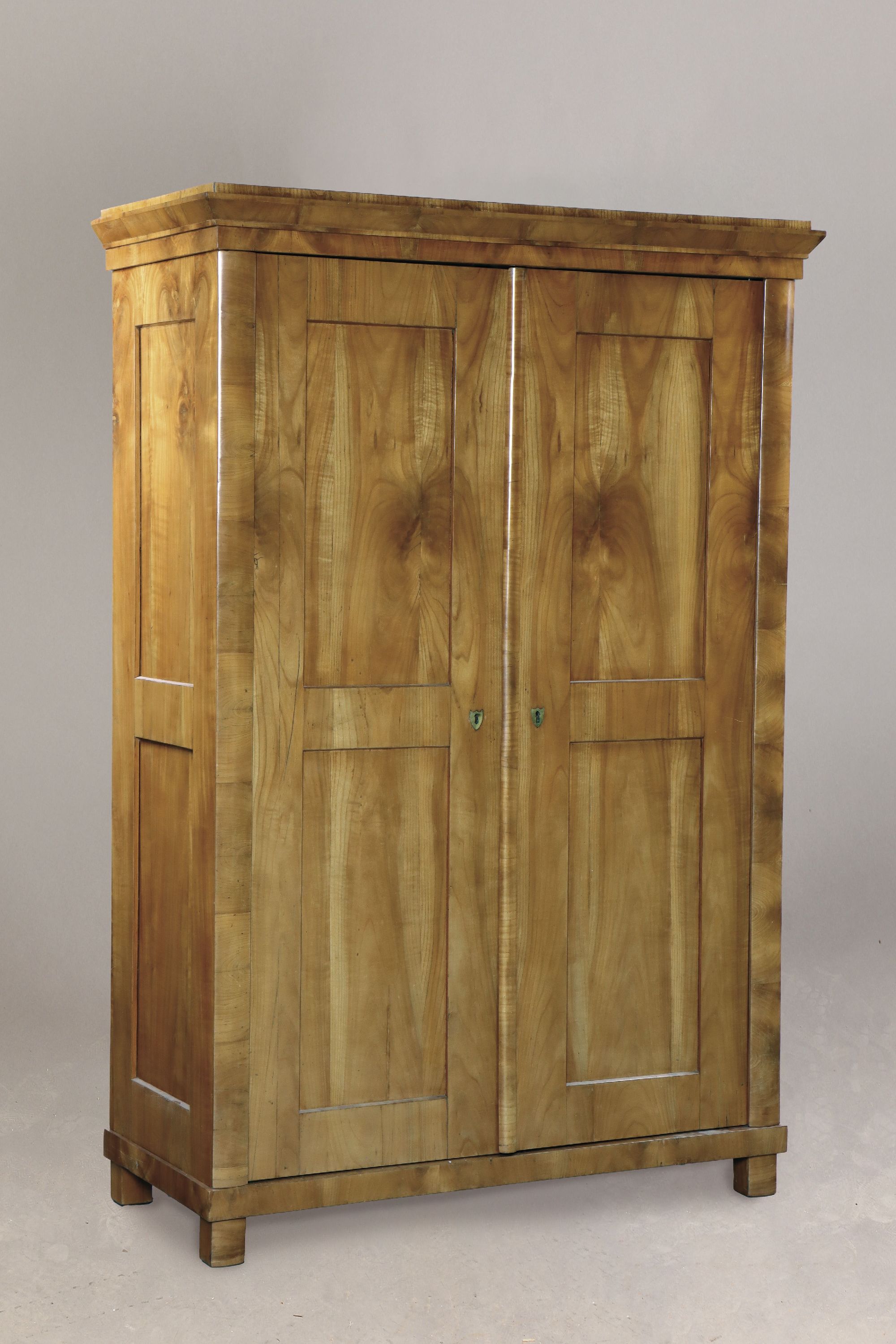 Biedermeier Schrank, um 1820/30, Kirschbaumfurnier, zweitürig, acht Kassetten, 187 x 157 x 55 cm, EZ 2-3, 1 Schlüssel
