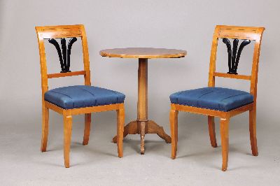 Image 26962563 - 2 Stühle und ein Tisch, Biedermeier, 19.Jh., Kirschbaum, schwarze Einsätze, H. ...