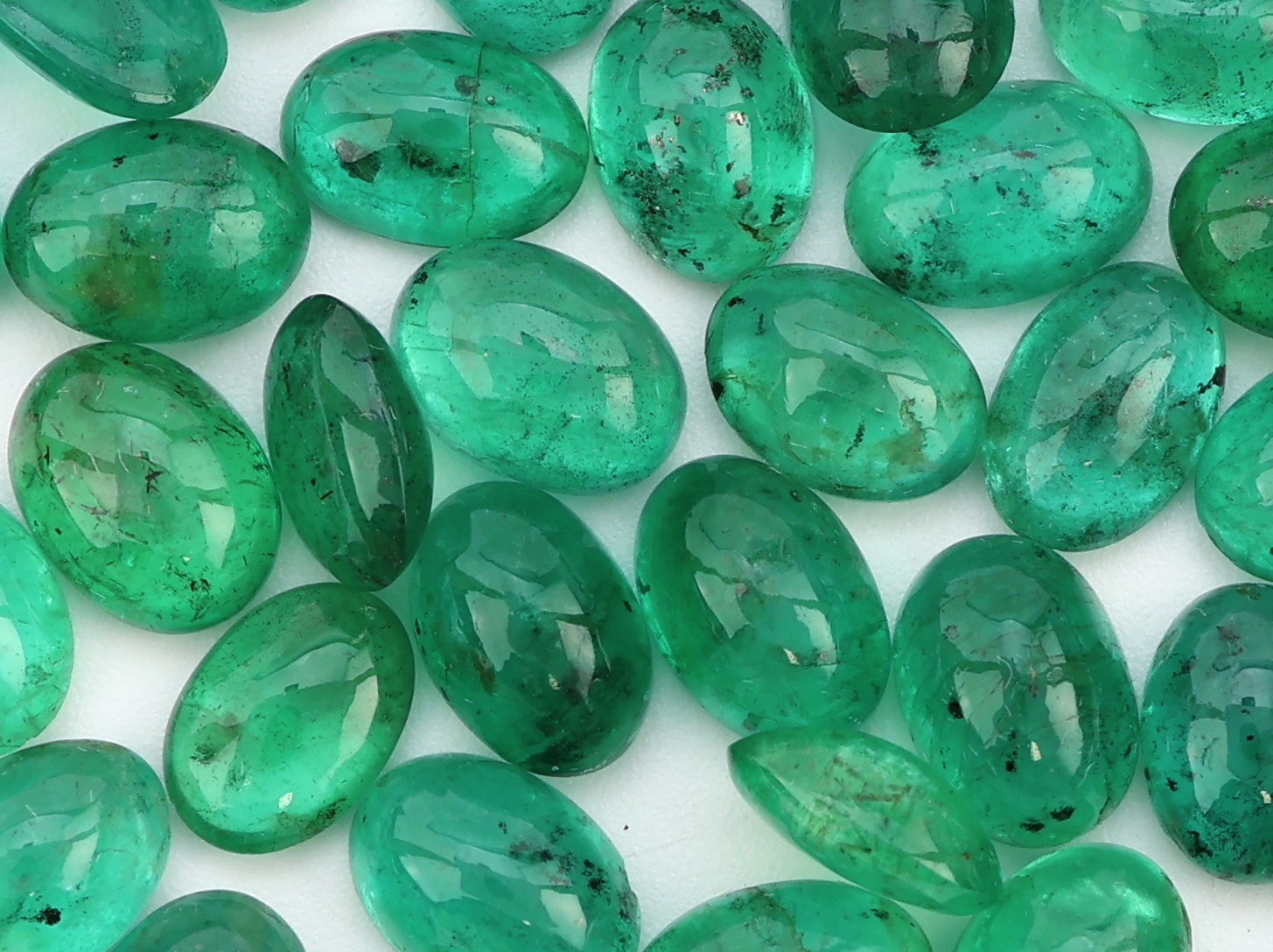 Detail a: Lot lose Smaragde, zus. 35.30 ct, ovale Cabochons, in versch. Farbnuancen