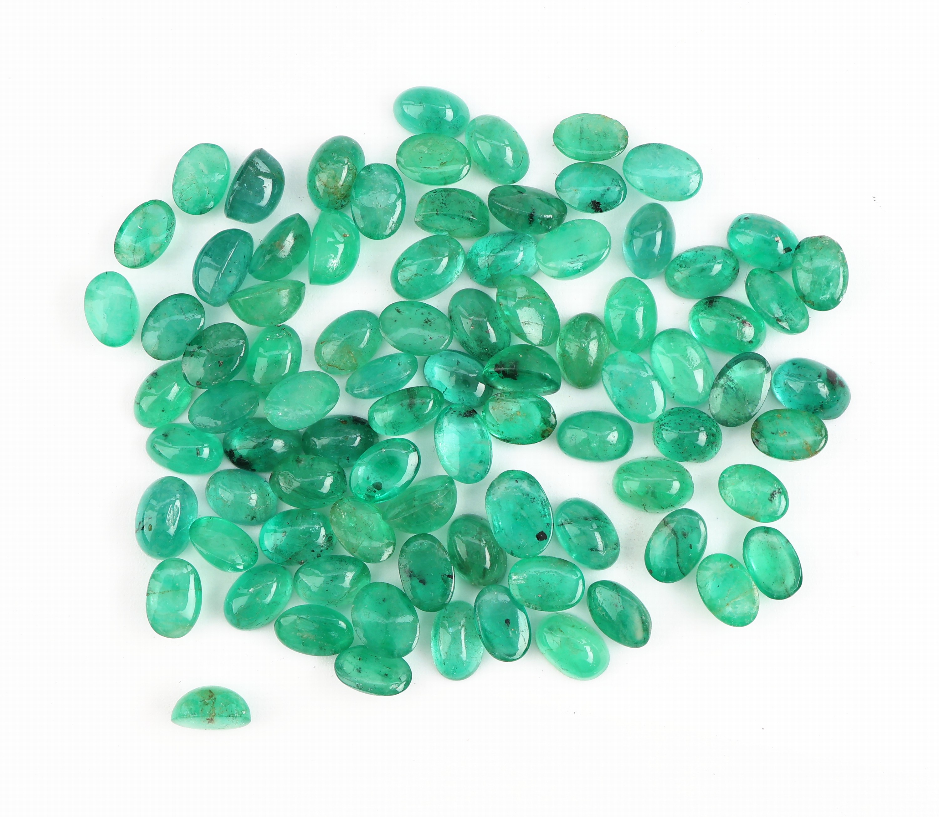 Lot lose Smaragde, zus. 43.87 ct, ovale Cabochons, in versch. Farbnuancen
