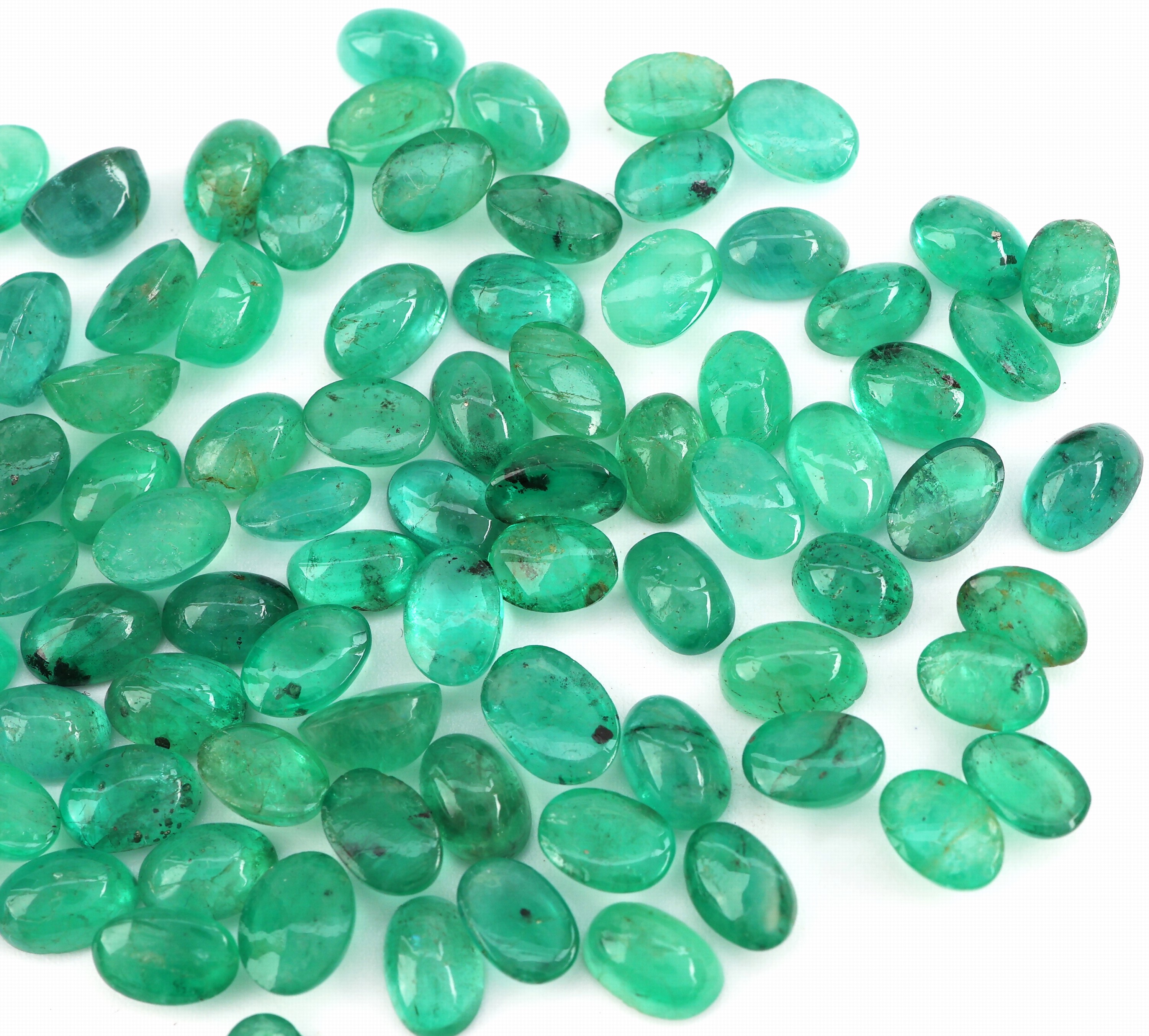 Detail a: Lot lose Smaragde, zus. 43.87 ct, ovale Cabochons, in versch. Farbnuancen